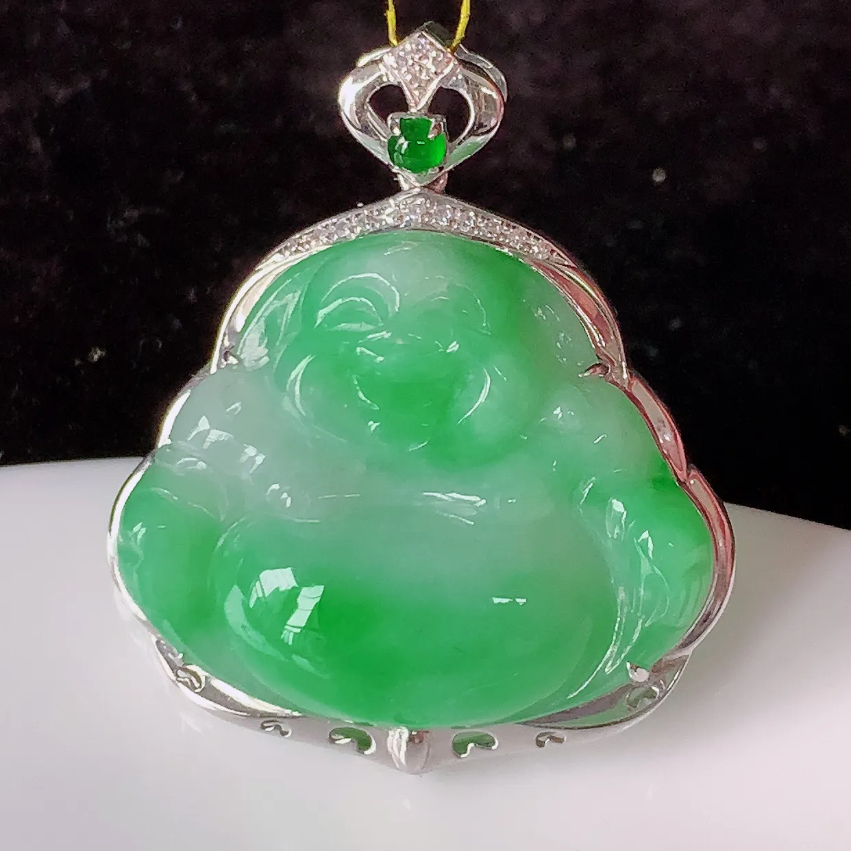 自然光实拍，18K金镶嵌冰润飘绿翡翠佛公吊坠，款式新颖，佩戴效果时尚出众，尽显气质，玉质细腻，美感十足。#35.29整体30.5-26-7.5裸石24.2*20