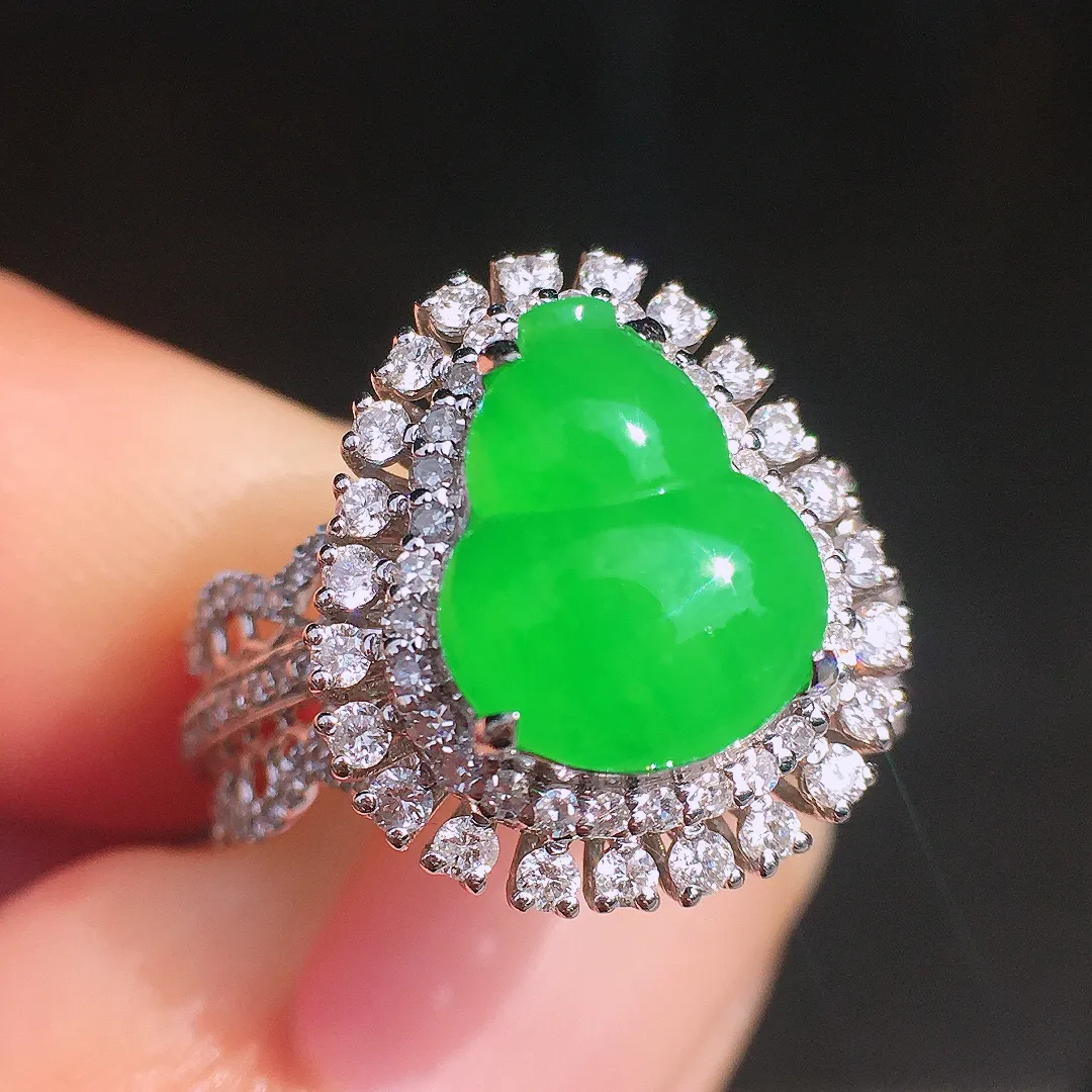 阳绿葫芦戒指，色泽均匀艳丽，玉质细腻，荧光感超
强，饱满圆润，尽显优雅气质，18k
金豪华镶嵌