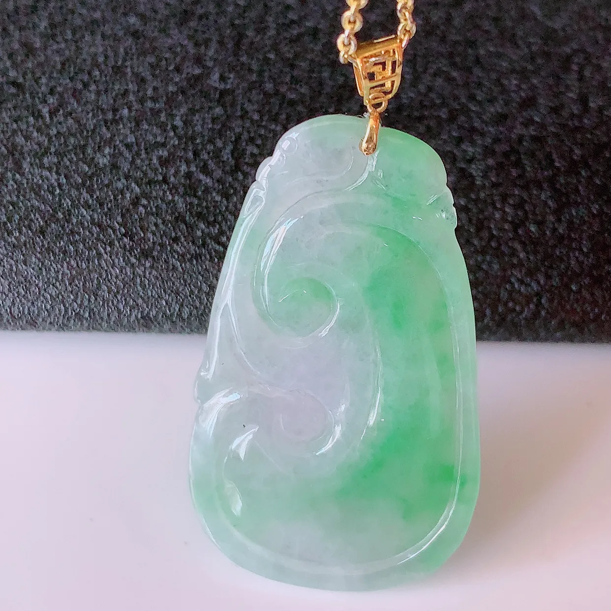 18k金镶嵌冰润飘绿翡翠如意吊坠，款式新颖时尚，日常百搭的款。清秀高雅，佩戴优雅高贵！#4.126