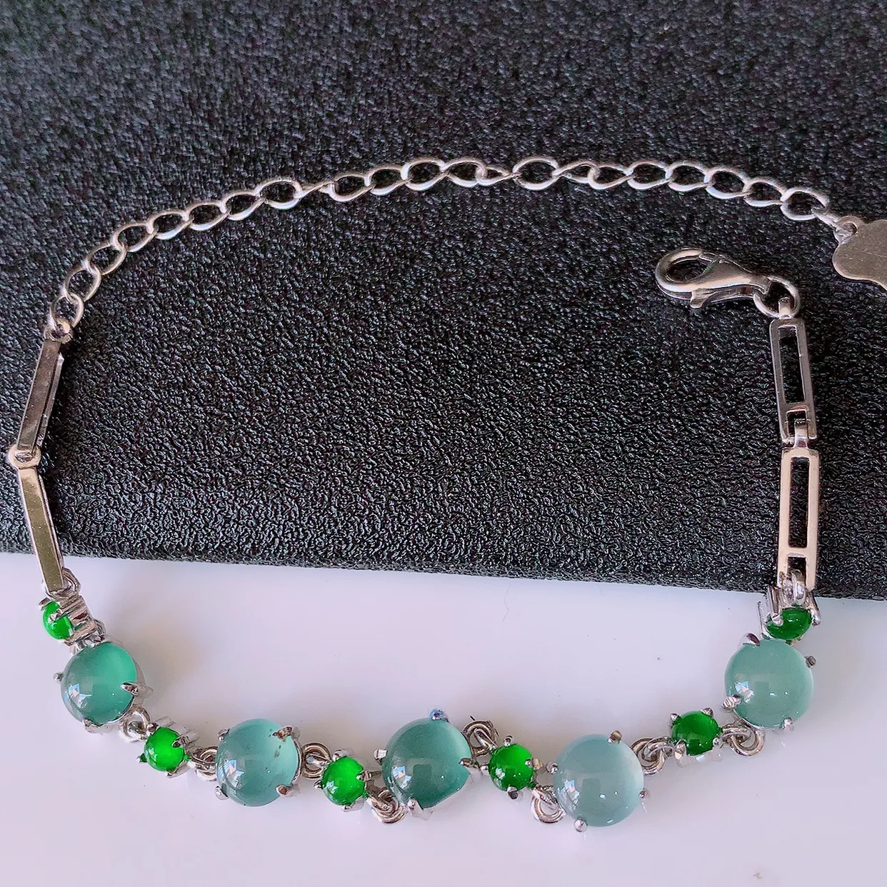 冰透满绿翡翠925银镶嵌手链，自然光实拍，翠色灵动，颜色漂亮，种老水足，品相佳，佩戴佳品！#97.2