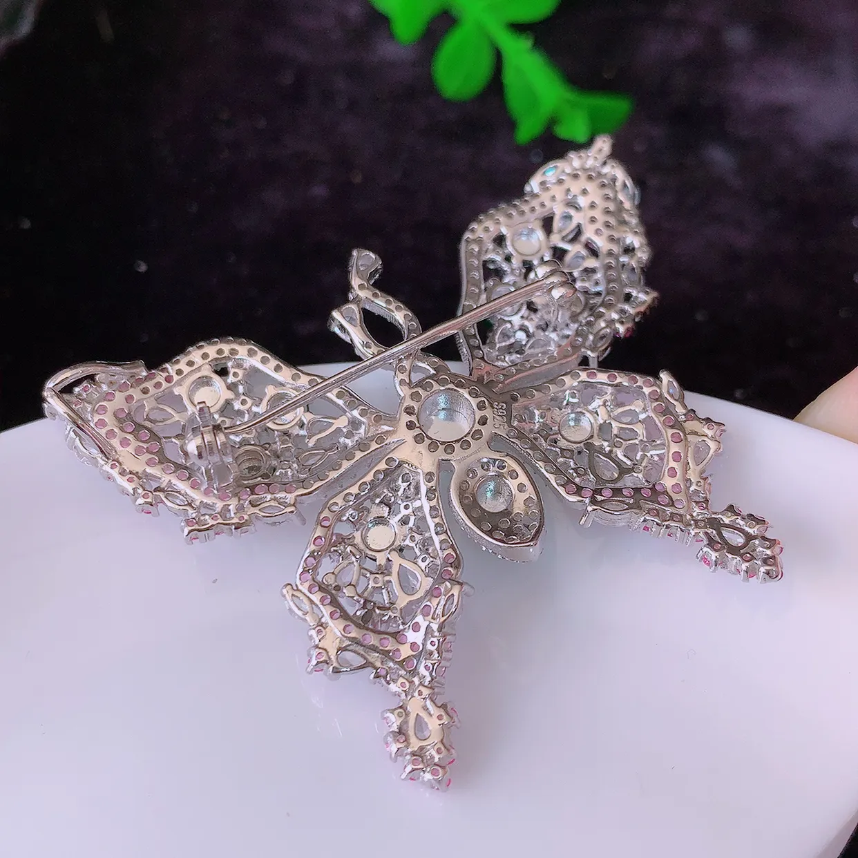 冰透满绿翡翠925银镶嵌蝴蝶胸针，自然光实拍，翠色灵动，颜色漂亮，种老水足，品相佳，佩戴佳品！#97.26整体50*39*8裸石5*5