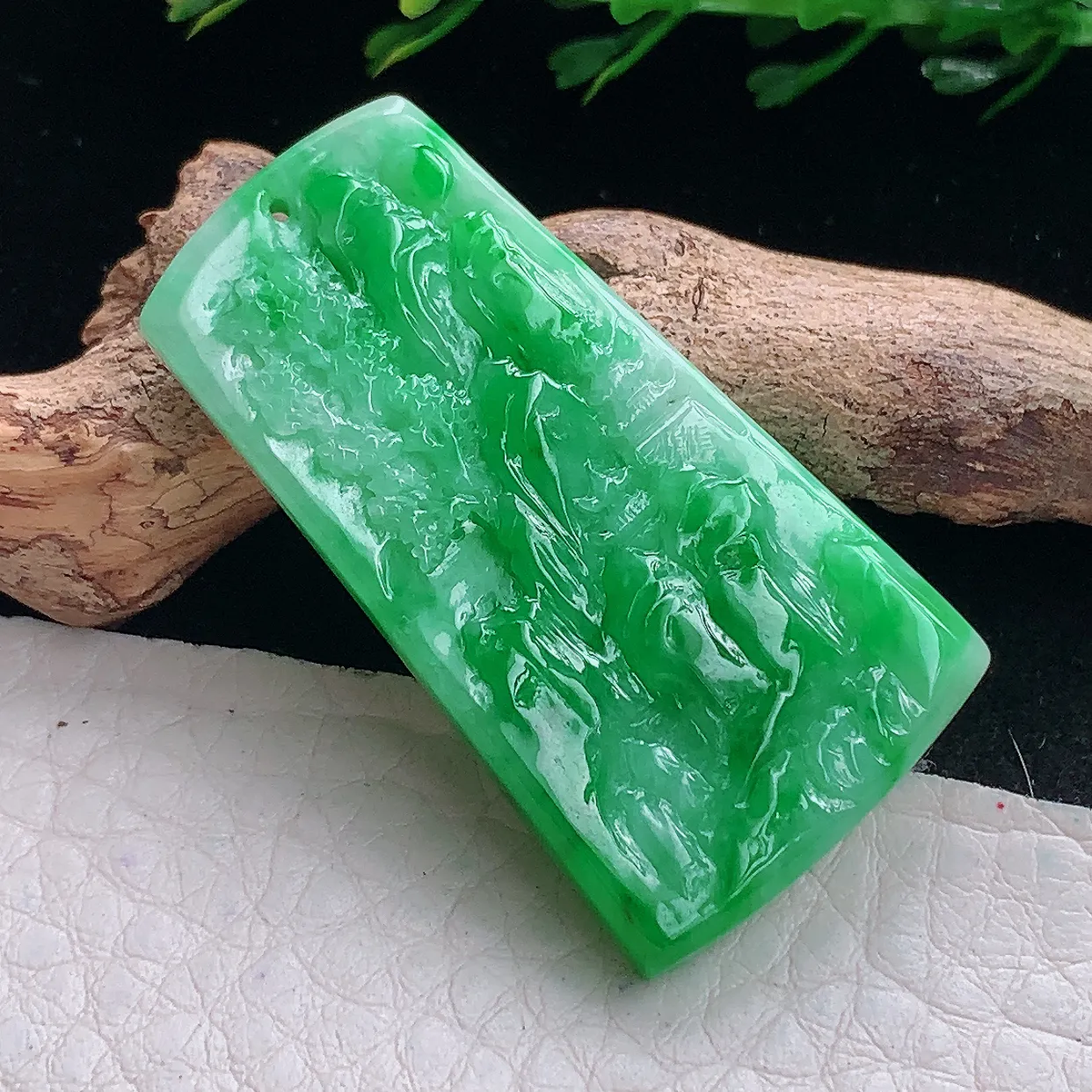 zzx自然光40.3*21.8*4.8天然缅甸翡翠阳绿山水 大好河山玉吊坠