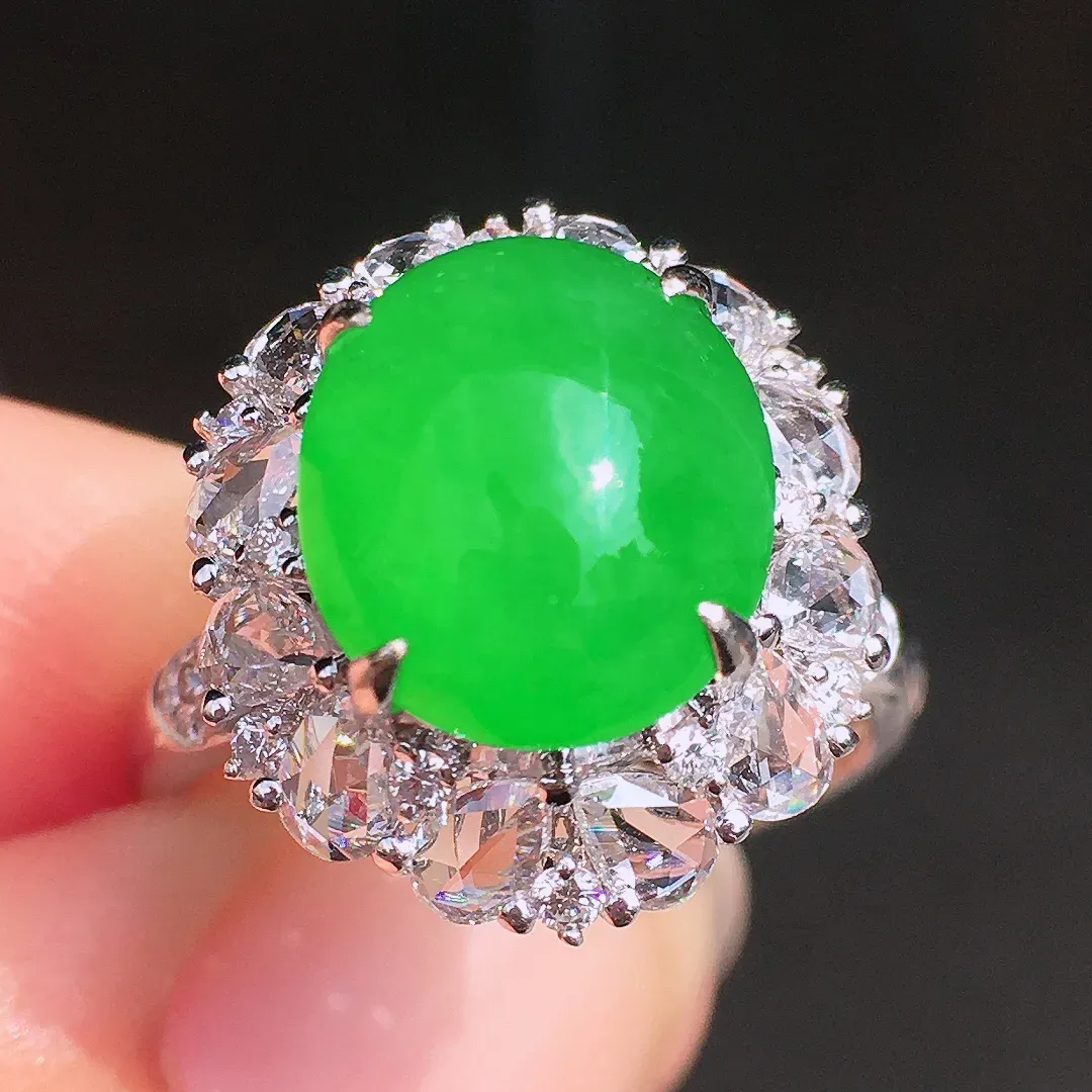 阳绿蛋面戒指，色泽均匀艳丽，玉质细腻，荧光感超
强，饱满圆润，尽显优雅气质，18k
金豪华镶嵌