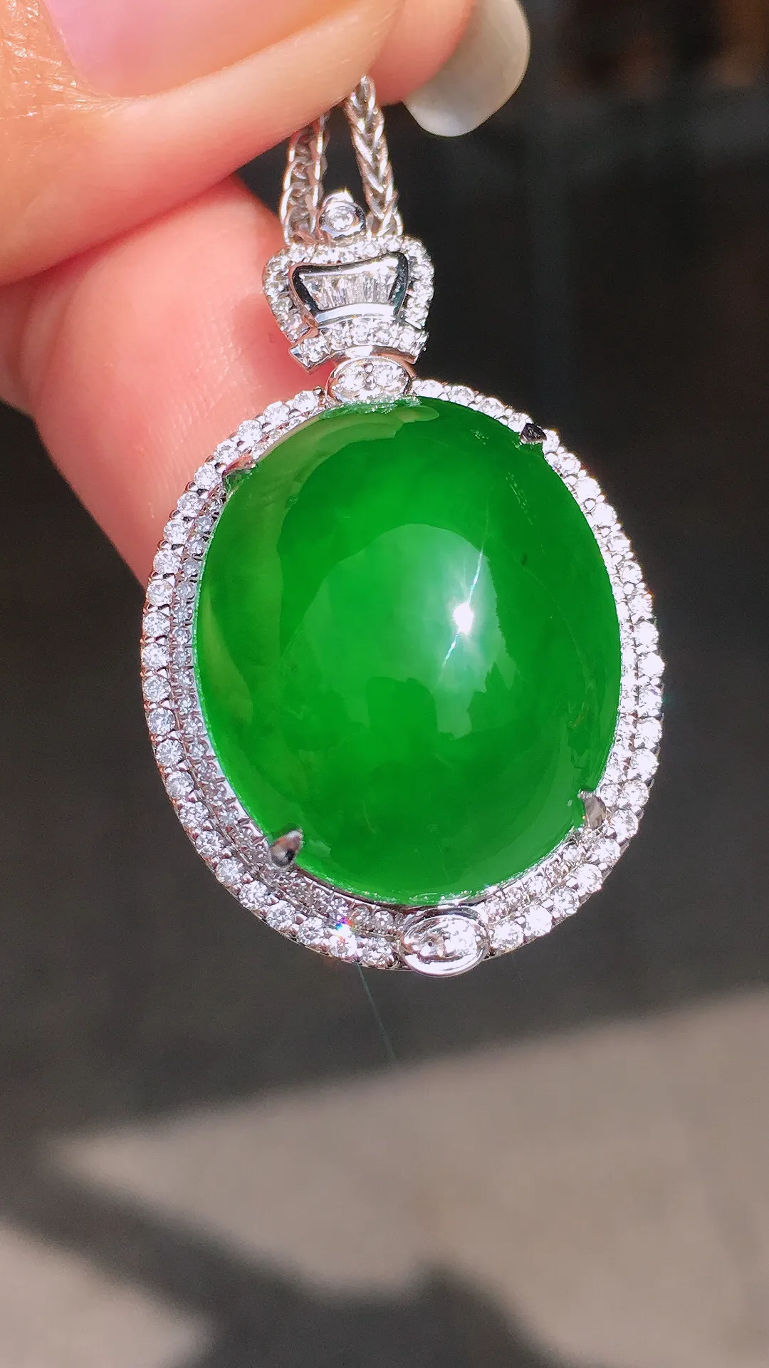 满绿蛋面戒指/吊坠两用款，色泽均匀艳丽，玉质细腻，荧光感超
强，饱满圆润，尽显优雅气质，18k
金豪华镶嵌