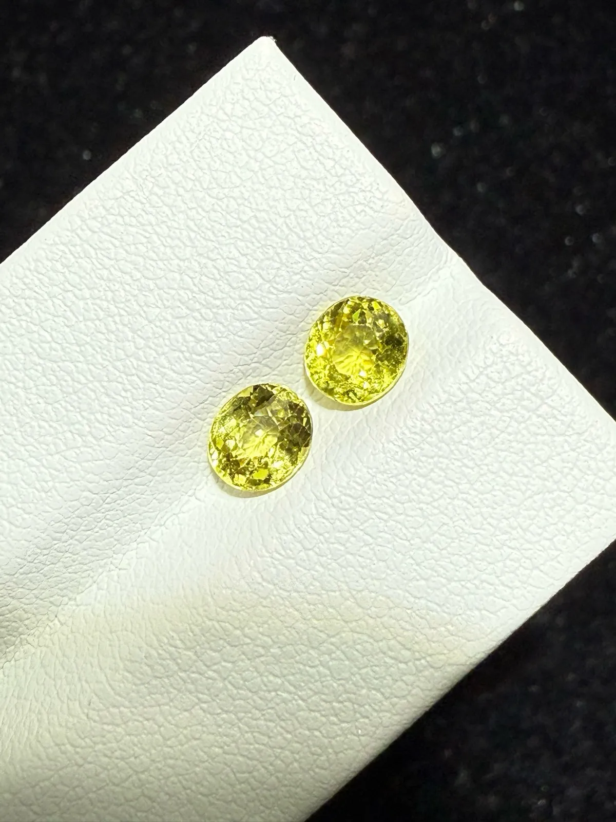 1.47ct天然马里榴石裸石，尺寸5.5*5*3.3毫米，颜色美艳 ，晶体通透，火彩足