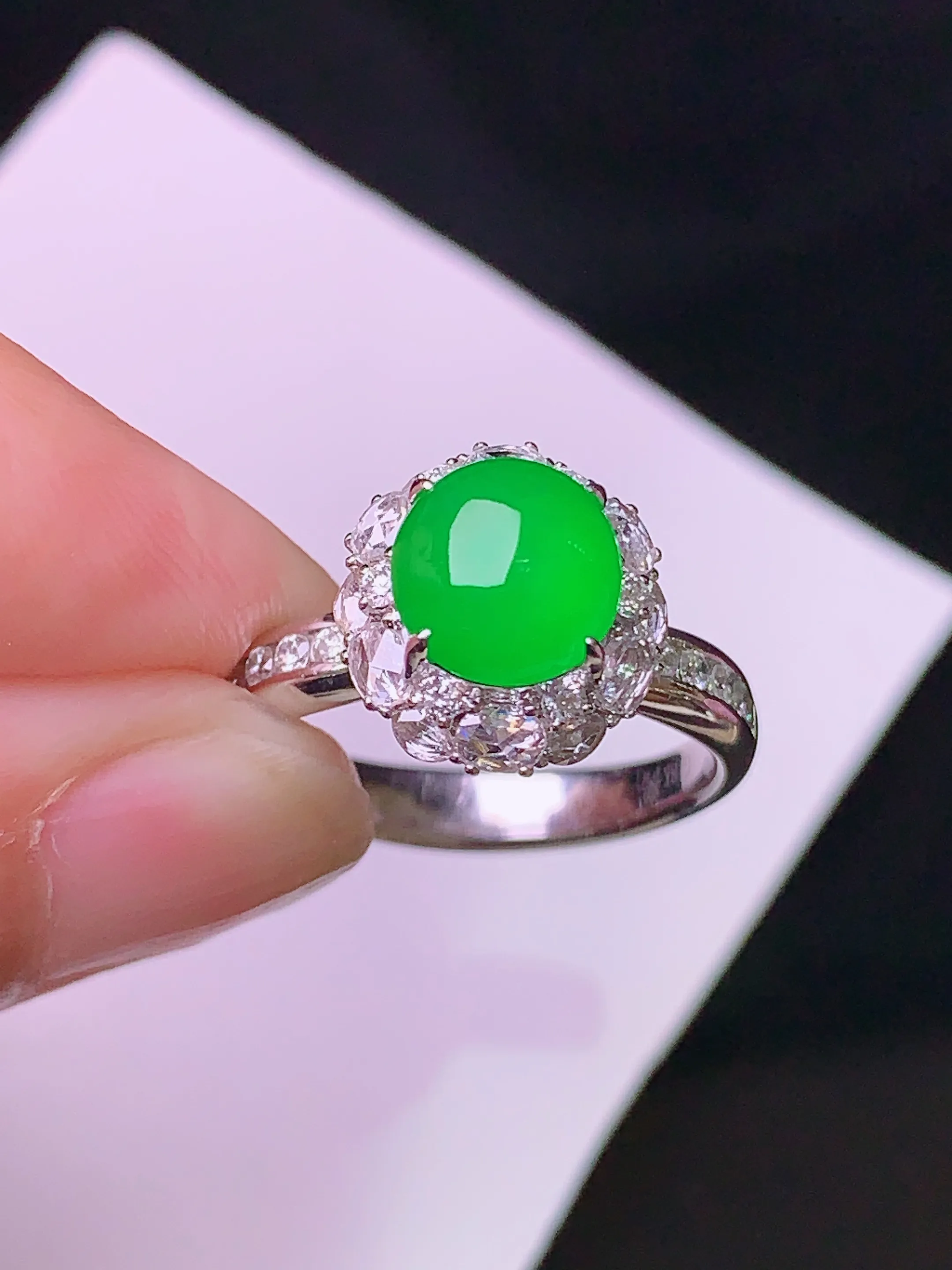 18k金钻镶嵌满绿蛋面戒指 玉质细腻 色泽艳丽 水润亮眼  圈14 整体尺寸11.8*10.6