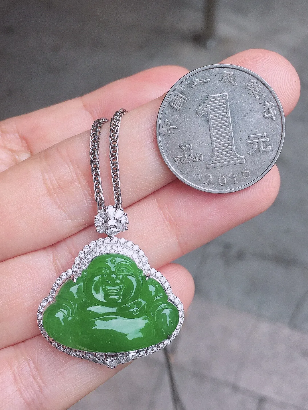 阳绿佛公吊坠，色泽均匀艳丽，玉质细腻，荧光感超
强，饱满圆润，尽显优雅气质，18k
金豪华镶嵌