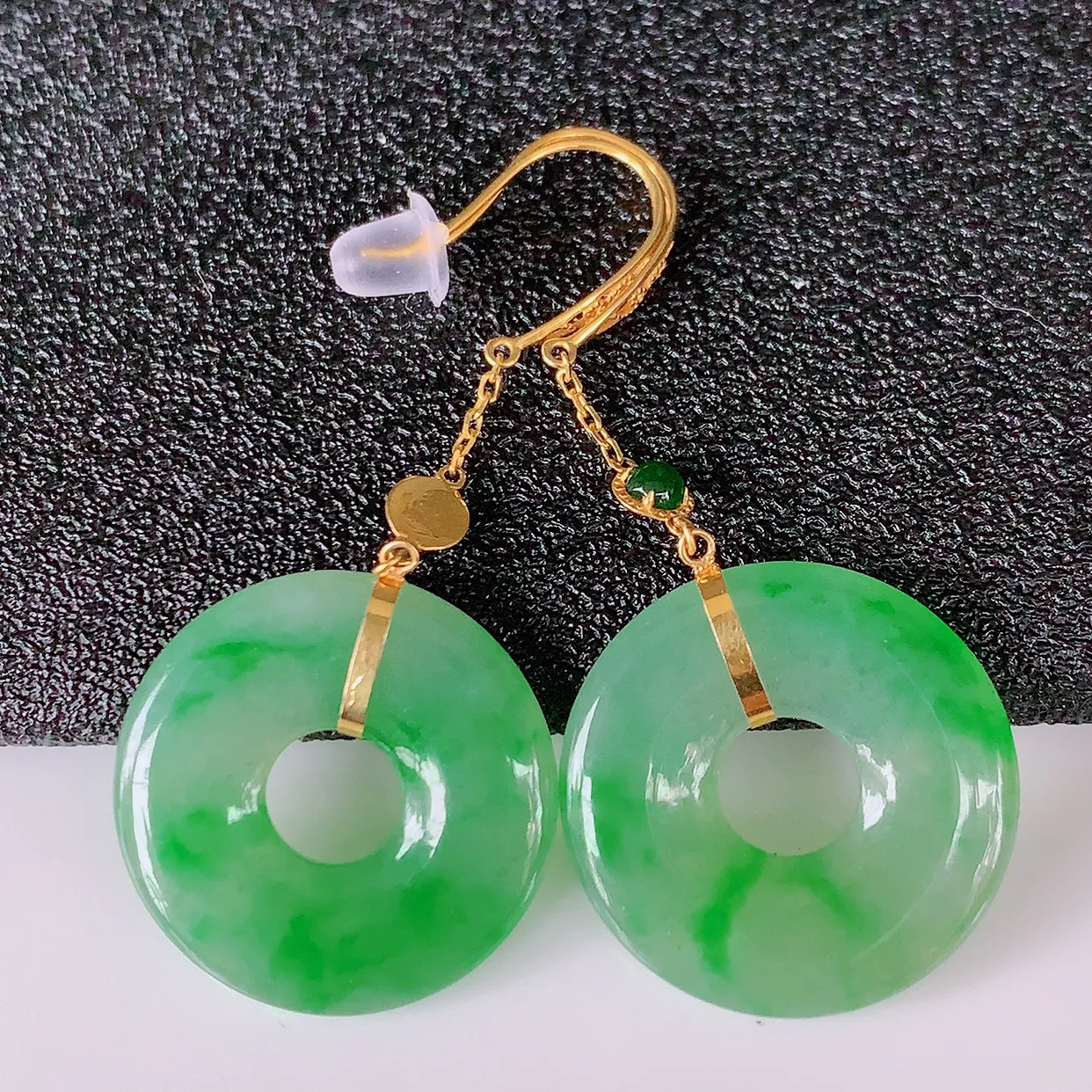 18k金镶嵌翡翠耳坠，沁人心脾，耳坠佩戴效果大气出众，尽显气质。种水好，胶感足，颜相当漂亮，高性价比，值得入手品鉴！#1.29整体38裸石17*2.5