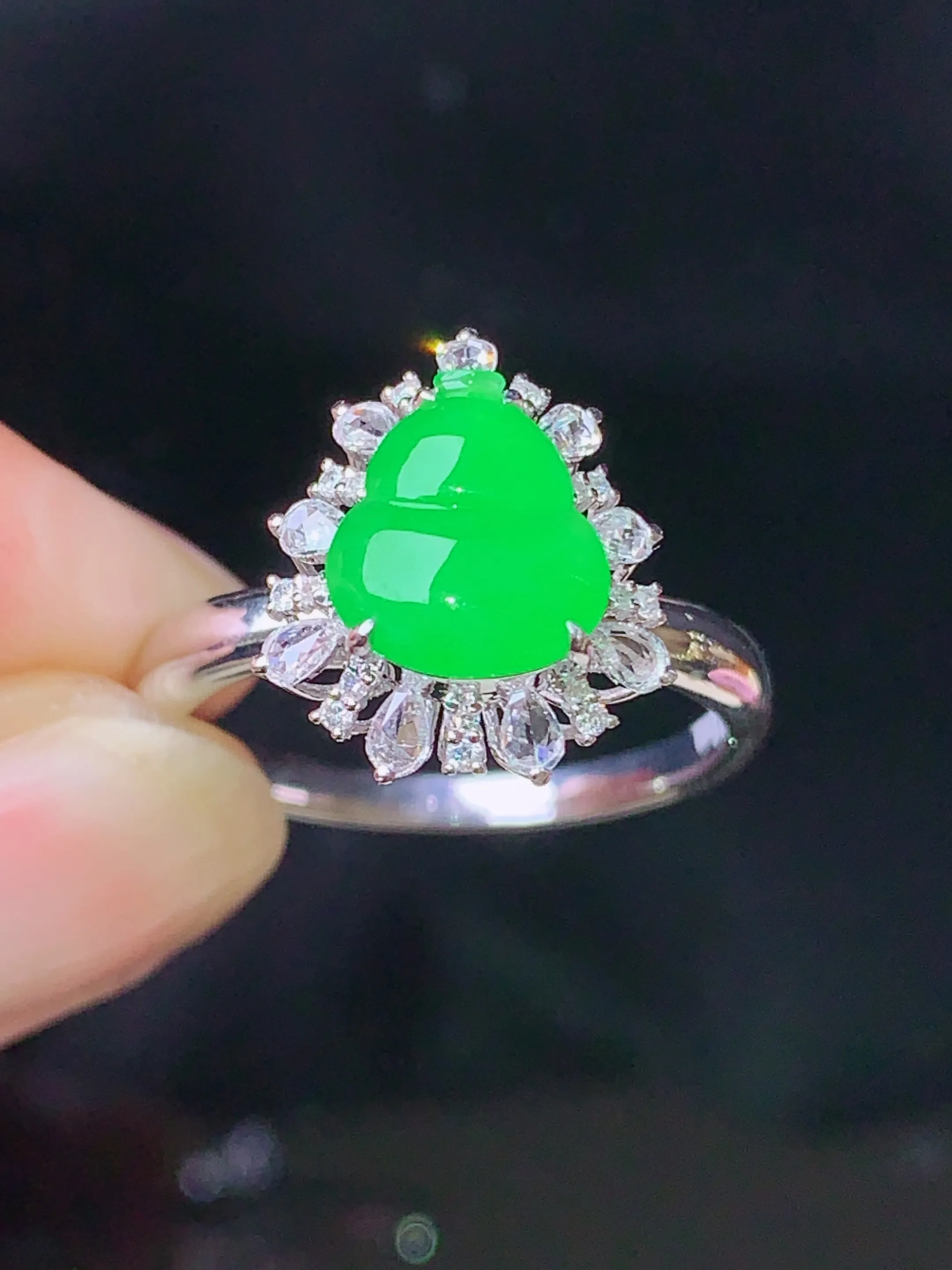 18k金钻镶嵌翠绿葫芦戒指 玉质细腻 色泽艳丽 水润亮眼  圈口15.5 整体尺寸15.8*11.7