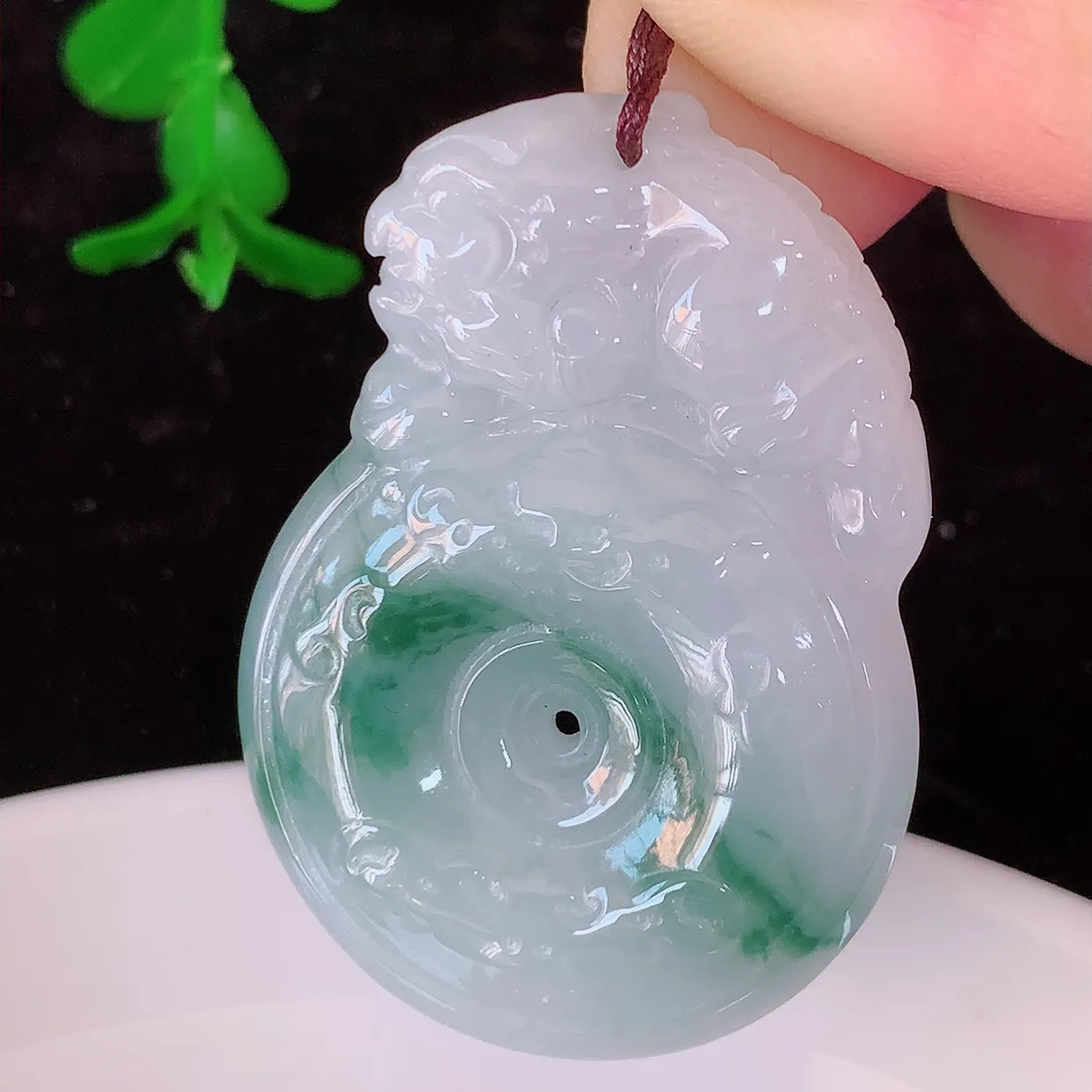 自然光实拍，冰飘花翡翠貔貅平安扣吊坠，翡翠平安扣，平安是福；冰透，很美的料子，平安扣佩戴优雅迷人！#57.26