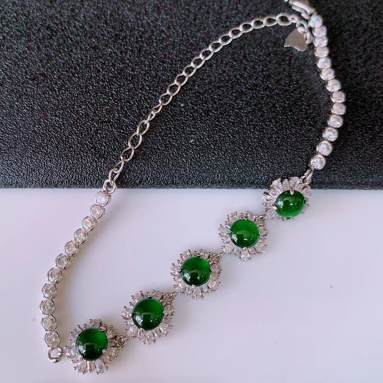 冰透满绿翡翠925银镶嵌手链，自然光实拍，翠色灵动，颜色漂亮，种老水足，品相佳，佩戴佳品！#97.2