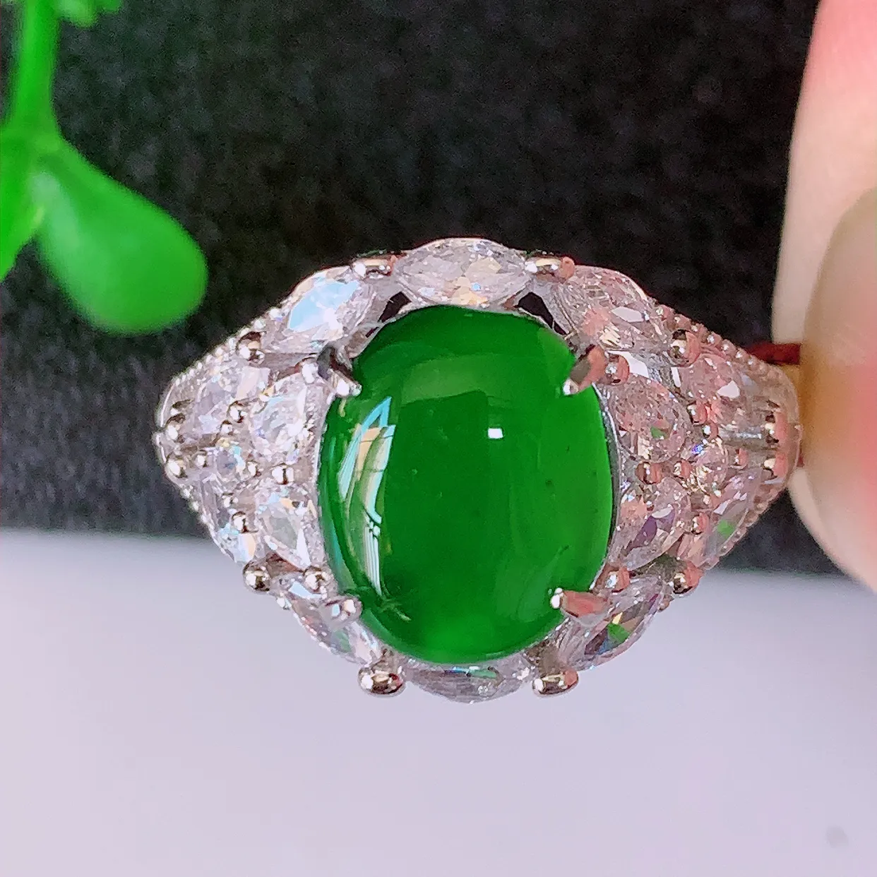 冰透满绿翡翠925银镶嵌戒指，自然光实拍，翠色灵动，颜色漂亮，种老水足，品相佳，佩戴佳品！#97.26（圈口可调大小）整体23*17*5.8裸石9.5*7.5