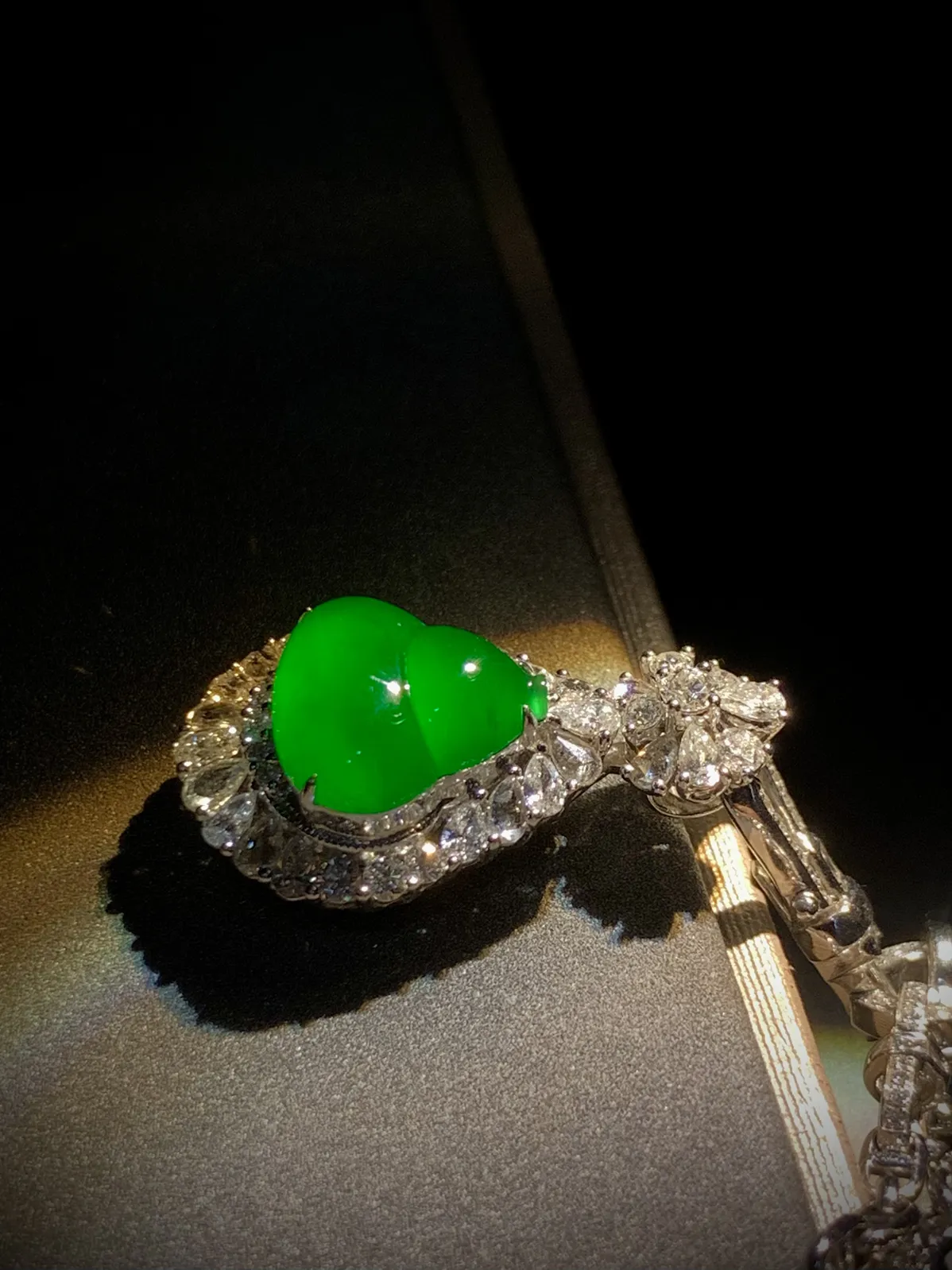 【福禄】绿葫芦，裸石 12.2-12-3.5mm，
整体27-16.2-10.6mm，
18K金，南非钻，不配图链