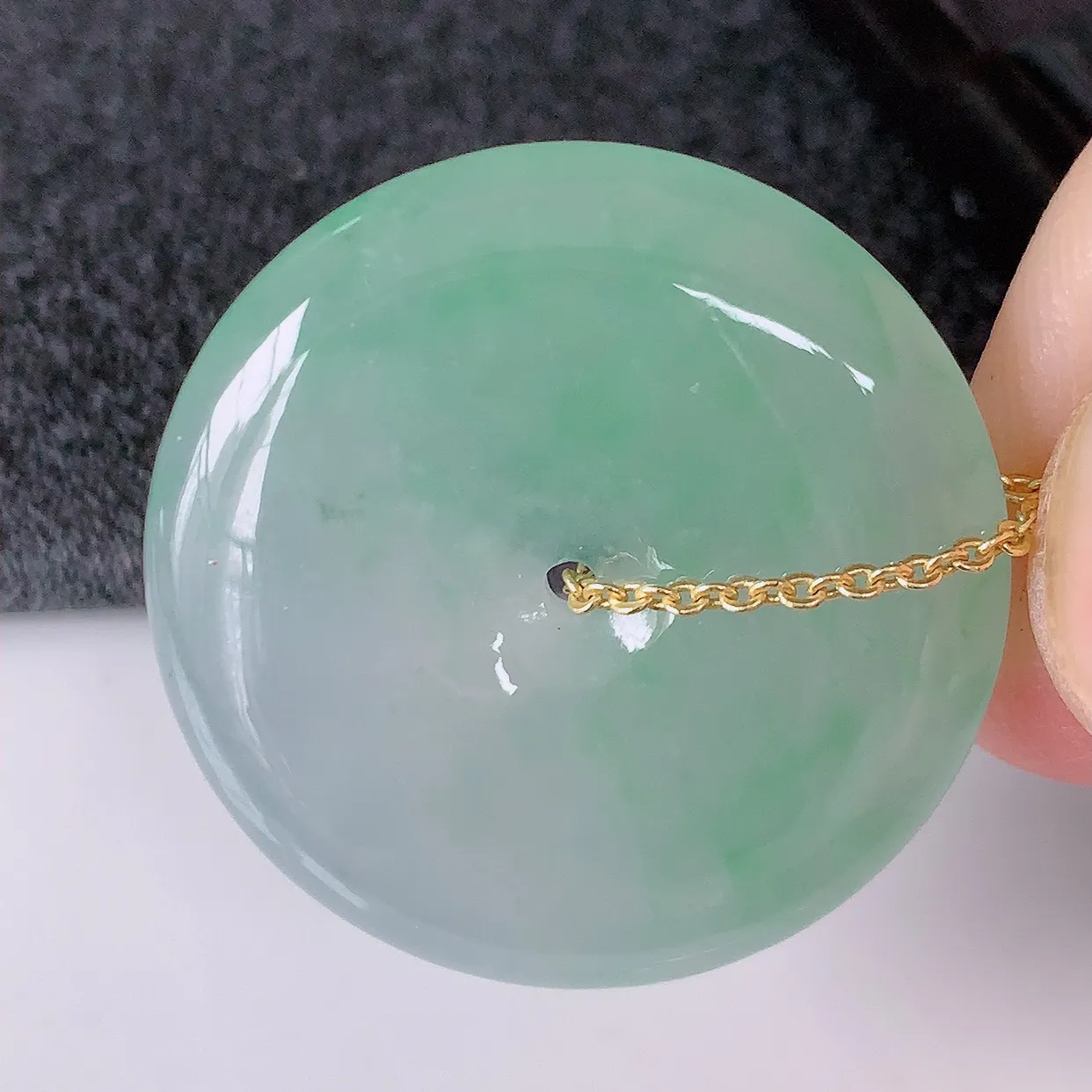 自然光实拍，冰种飘绿翡翠平安扣吊坠，玉扣，平安是福；很美的料子，平安扣佩戴优雅迷人！#57.29