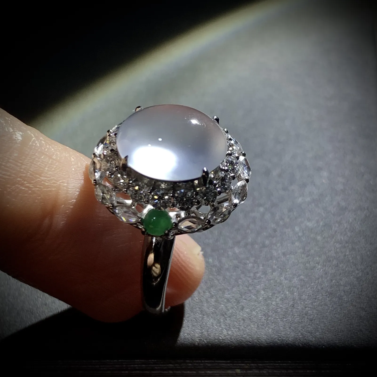 白冰戒指，裸石约11.3-9.5-5.2mm，
台面整体17-16.8-12.5mm，
14#，18K金，南非钻，翡翠绿蛋面