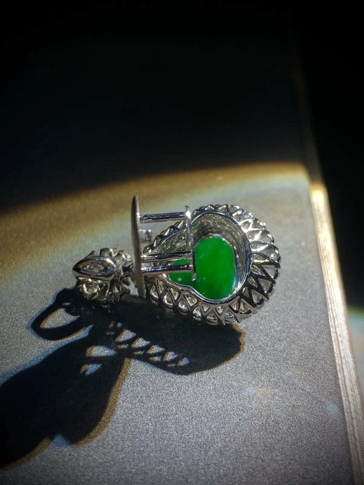 【福禄】绿葫芦，裸石 12.2-12-3.5mm，
整体27-16.2-10.6mm，
18K金，南非钻，不配图链