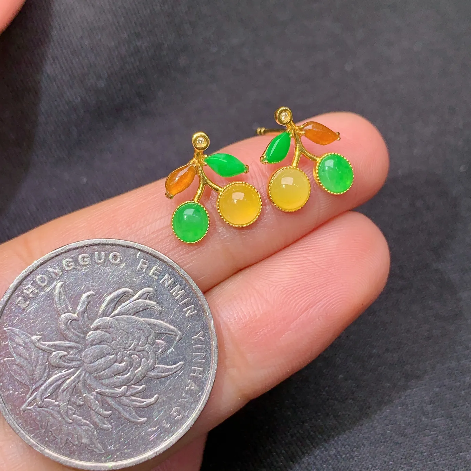 冰种多彩蛋面耳钉，18k金镶嵌，款式精美，冰润鲜艳，种水足 尺寸11.2*10.1*2.6