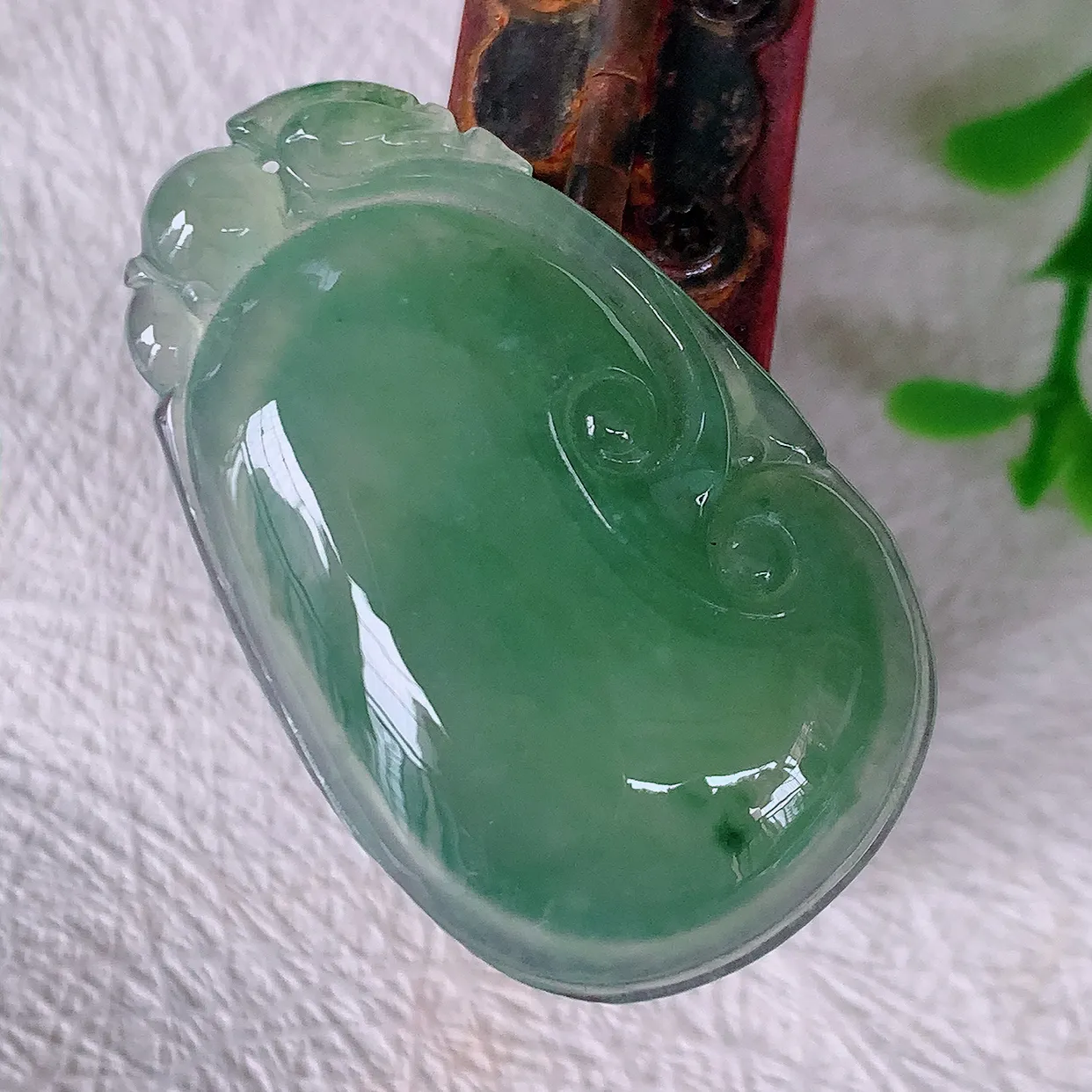 自然光实拍，冰种满绿飘花翡翠如意吊坠，上身效果非常美，饱满大气，工艺美，万事如意，如意一生，#01.29