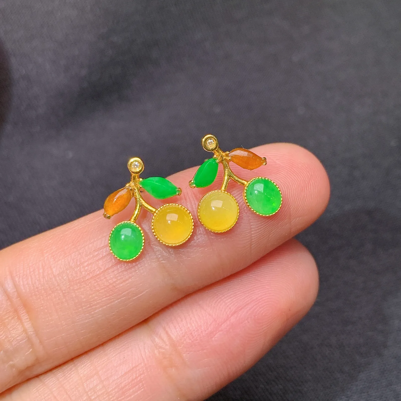 冰种多彩蛋面耳钉，18k金镶嵌，款式精美，冰润鲜艳，种水足 尺寸11.2*10.1*2.6