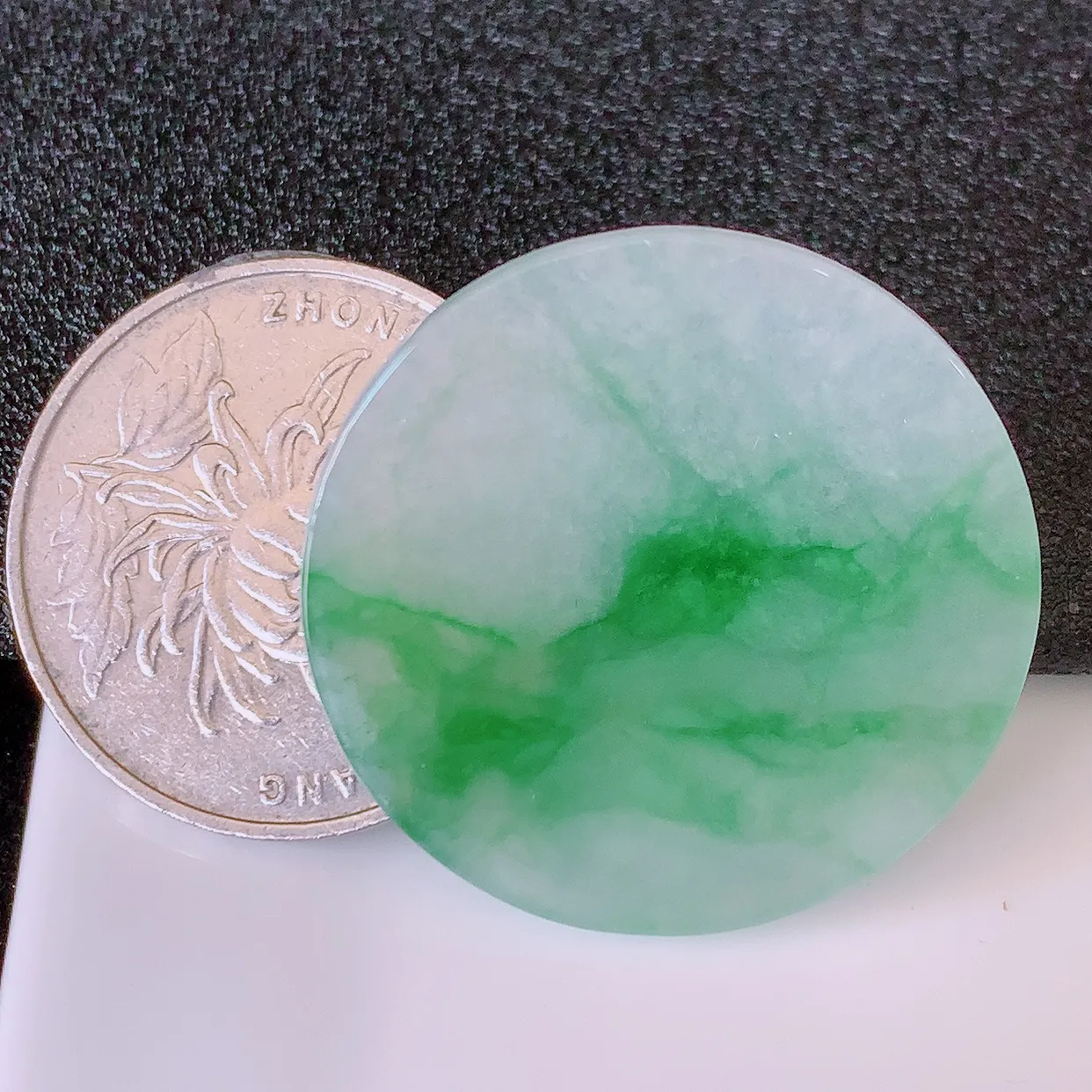 自然光实拍，冰飘绿翡翠平安无事牌吊坠，平平安安，无事牌翠色灵动，佩戴平安时尚！#57.26