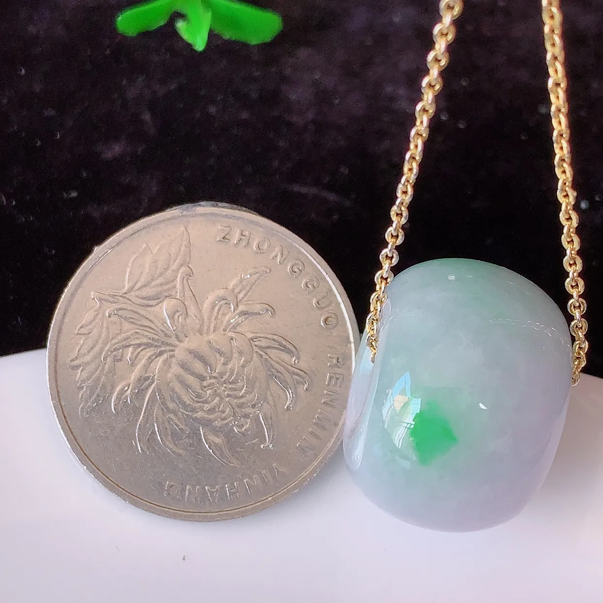 自然光实拍，冰润飘绿翡翠路路通吊坠，寓意时来运转、财源滚滚，款式新颖时尚，日常百搭的款！配图银链#57.27