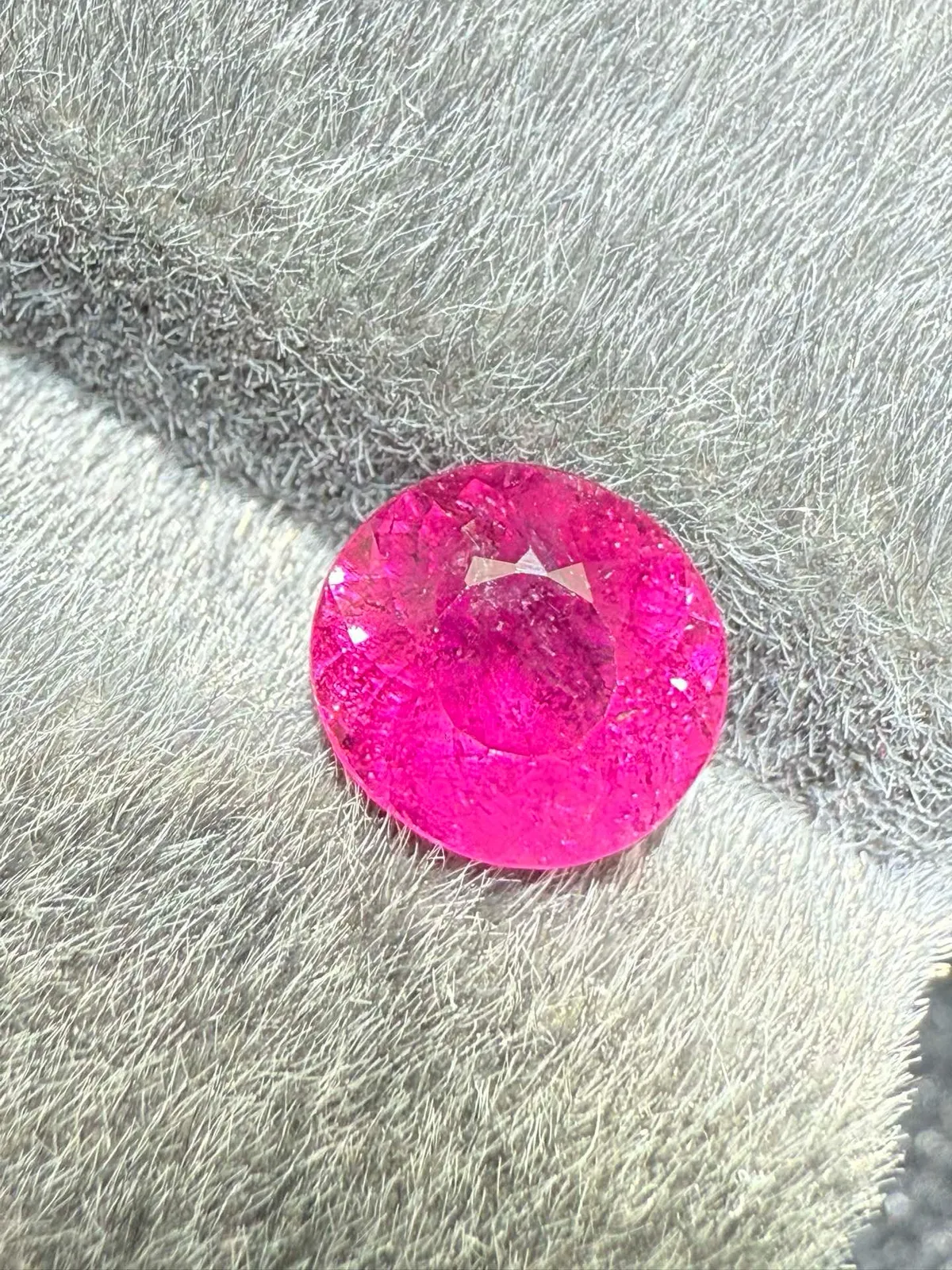 2.28ct天然卢比来碧玺裸石，尺寸8×7.3×5.7mm，颜色美艳，晶体微棉，火彩足