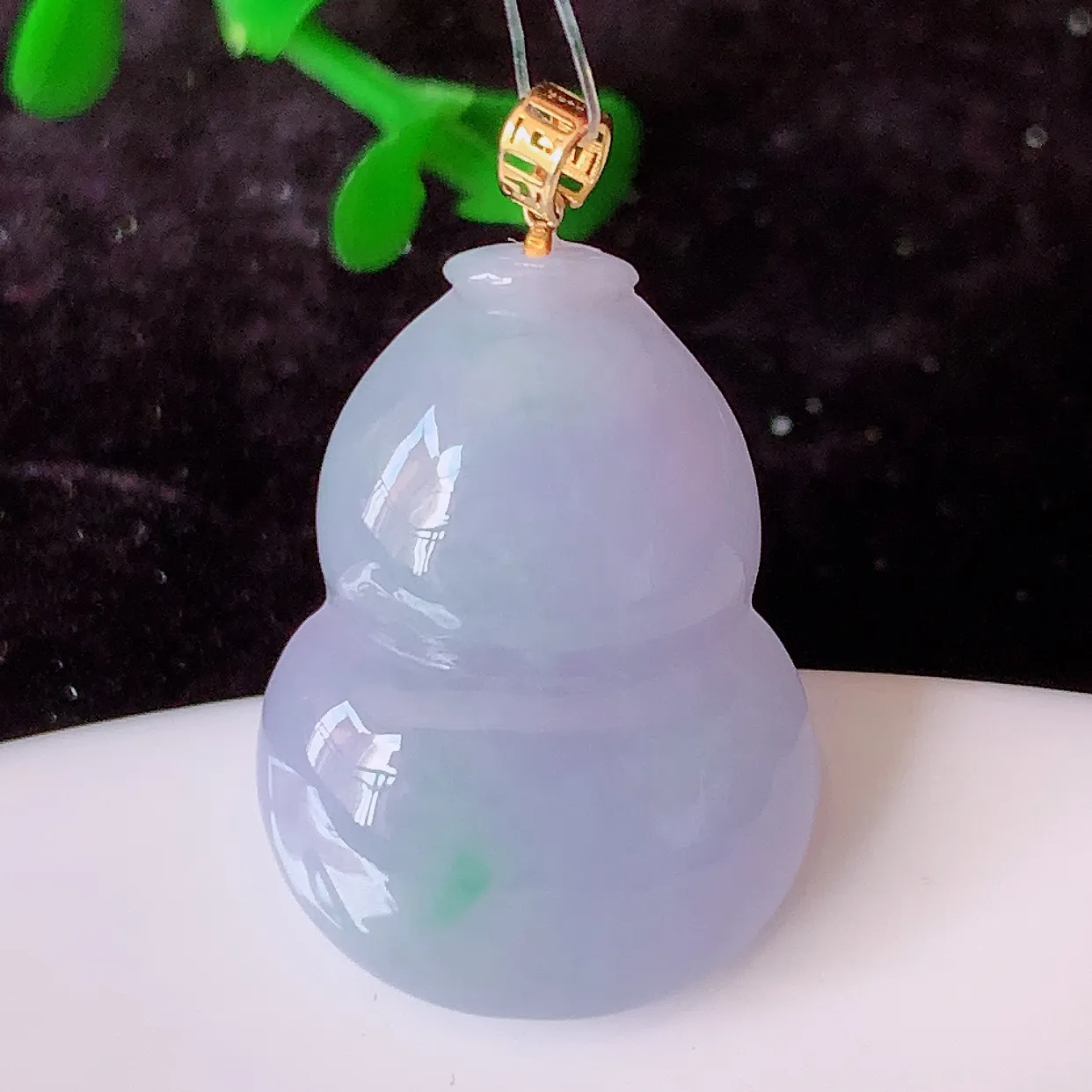 18K金镶嵌冰润春带彩翡翠葫芦吊坠，紫罗兰葫芦寓意福禄双全，财源滚滚，佩戴效果优雅迷人！#49.26