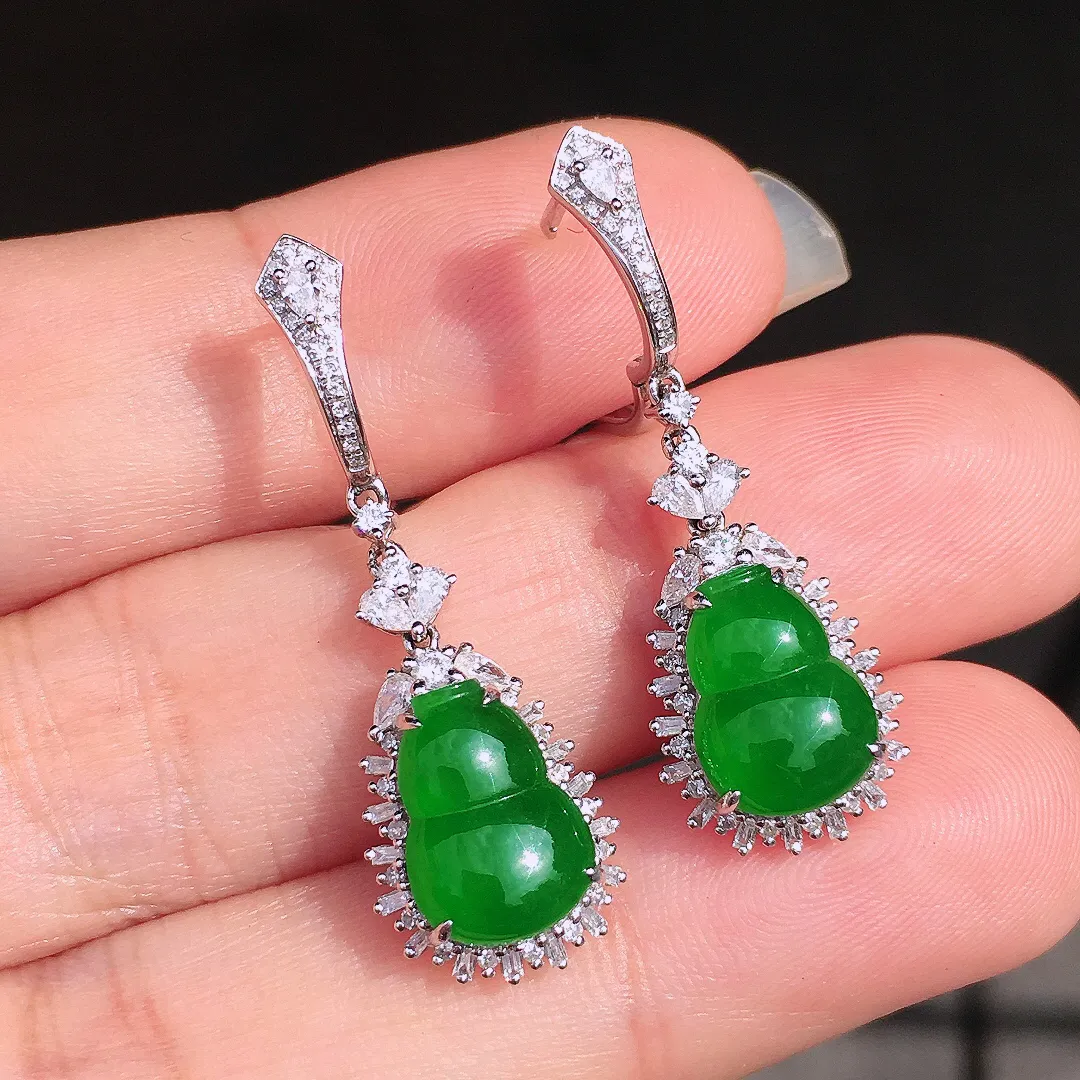 阳绿葫芦耳坠，色泽均匀艳丽，玉质细腻，荧光感超
强，饱满圆润，尽显优雅气质，18k
金豪华镶嵌