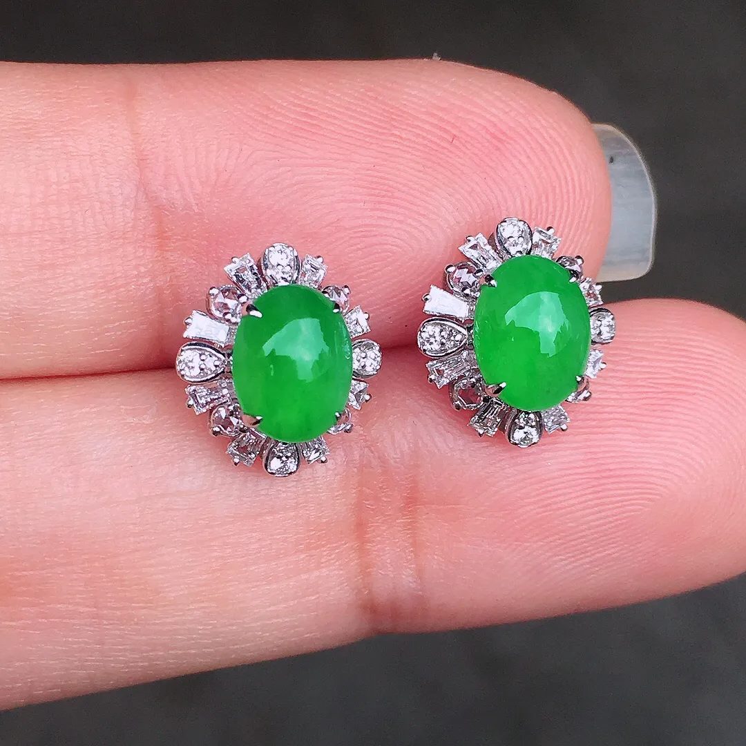 阳绿蛋面耳钉，色泽均匀艳丽，玉质细腻，荧光感超
强，饱满圆润，尽显优雅气质，18k
金豪华镶嵌