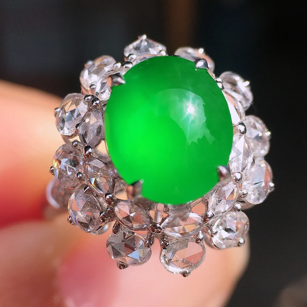 阳绿蛋面戒指，色泽均匀艳丽，玉质细腻，荧光感超
强，饱满圆润，尽显优雅气质，18k
金豪华镶嵌