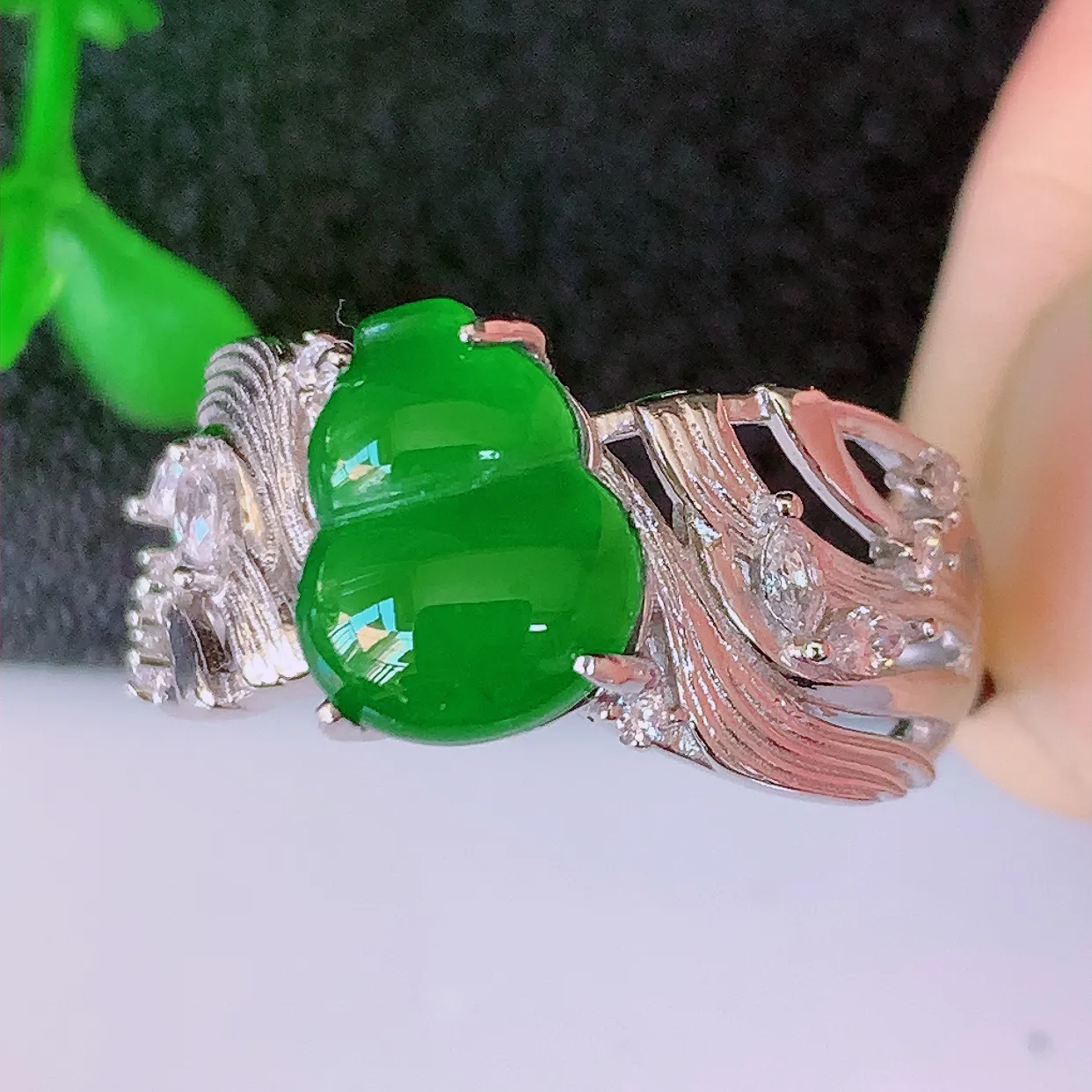 冰透满绿翡翠925银镶嵌戒指，自然光实拍，翠色灵动，颜色漂亮，种老水足，品相佳，佩戴佳品！#97.26（圈口可调大小）整体23.5-20-5裸石10*7.5