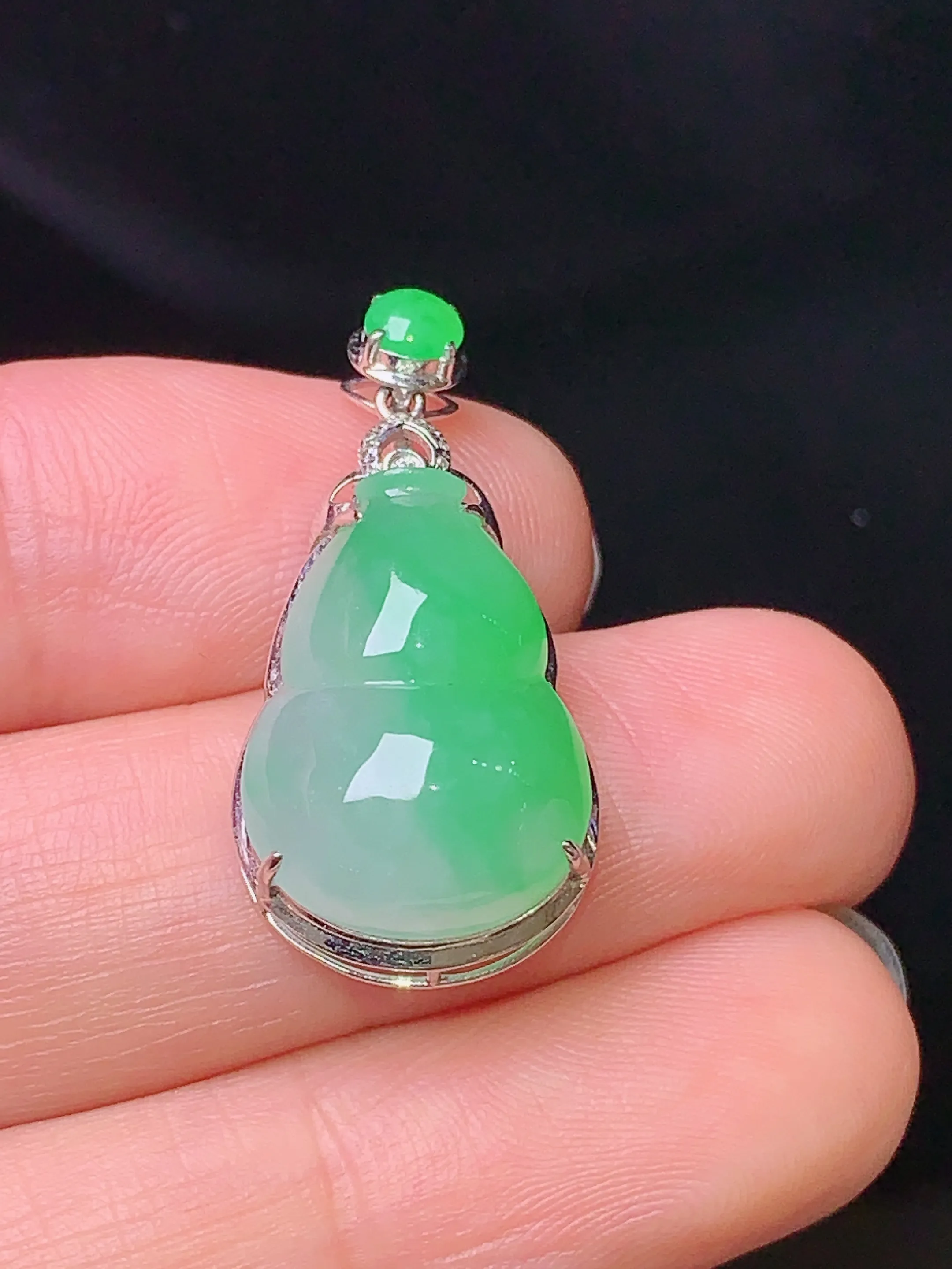 18k金钻镶嵌翠绿葫芦吊坠 玉质细腻 色泽艳丽 水润亮眼  整体尺寸27.5*13.3*8