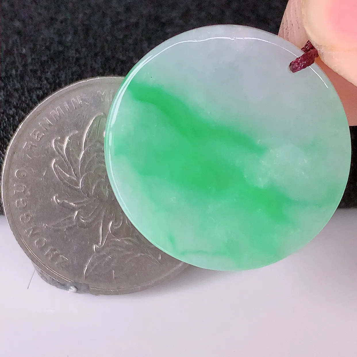 自然光实拍，冰润飘绿翡翠平安无事牌吊坠，平平安安，无事牌翠色灵动，佩戴平安时尚！#57.29