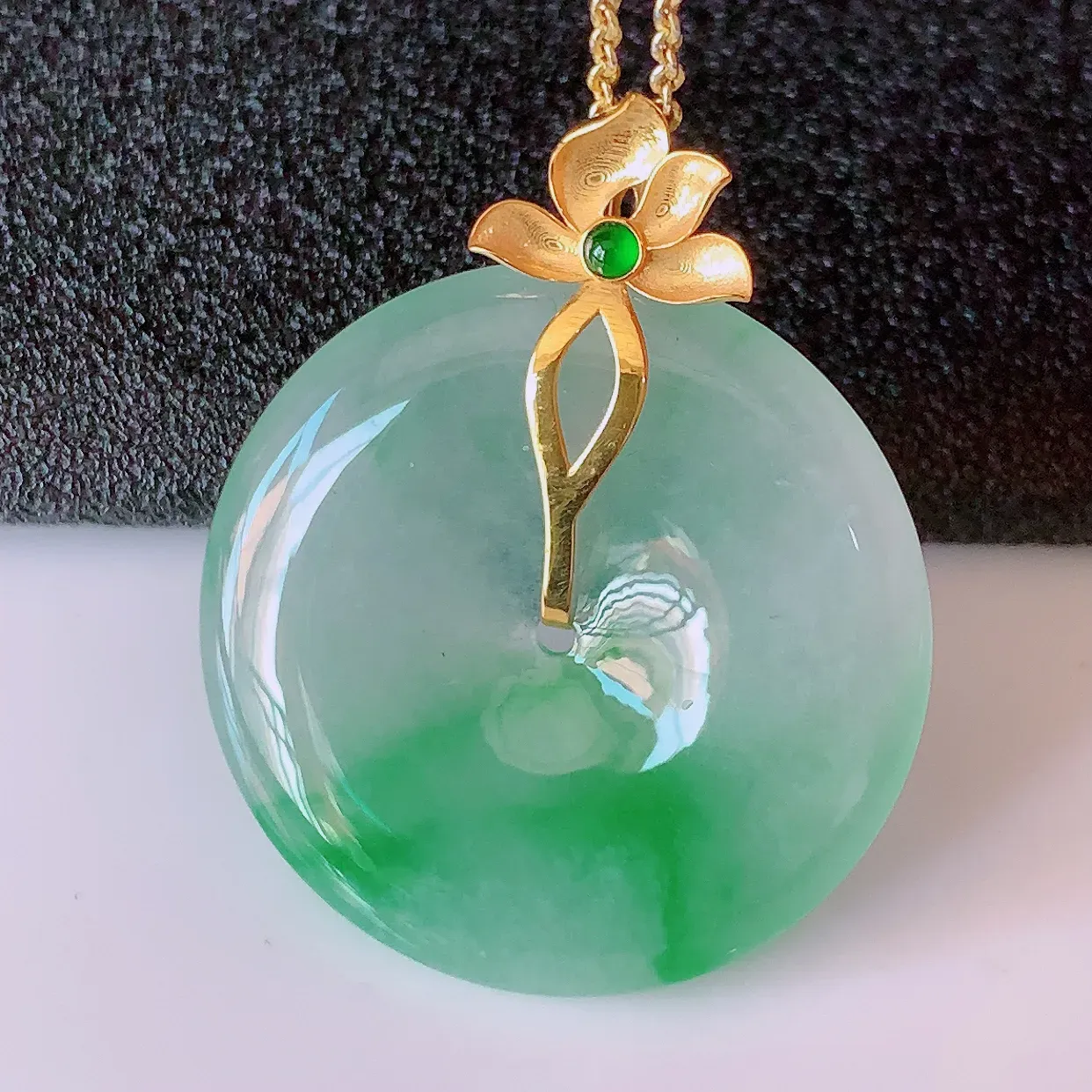 自然光实拍，18K金镶嵌冰种飘绿翡翠平安扣吊坠，玉扣，冰润光泽，寓意平平安安，平安扣佩戴时尚漂亮！#41.26整体33.5*27*4.8裸石27-27