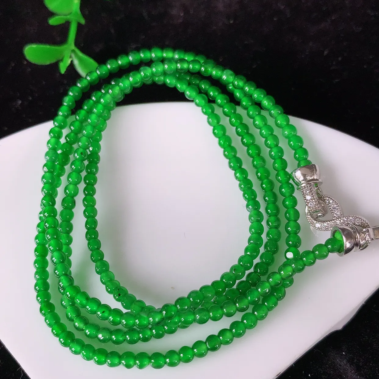 自然光实拍，冰种满色翡翠项链，翠色灵动，玉质细腻，颜色漂亮，品相佳，佩戴佳品！#81.29取一尺寸2.6mm