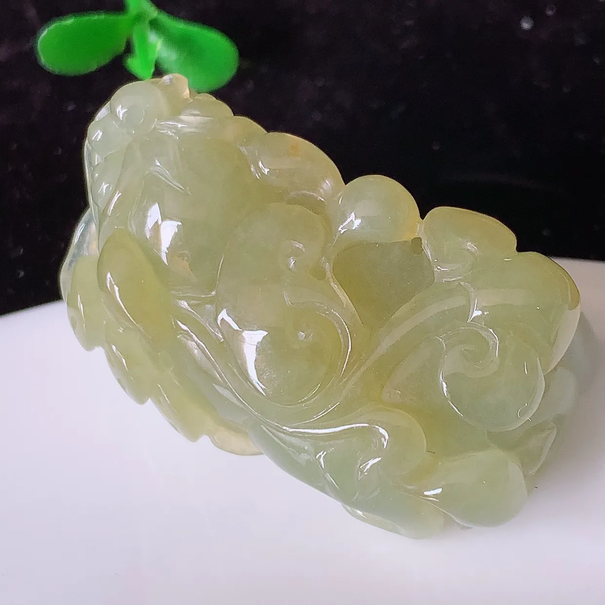 自然光实拍，冰润黄翡招财貔貅翡翠吊坠，民间有“一摸貔貅运程旺盛，再摸貔貅财运滚滚，三摸貔貅平步青云 