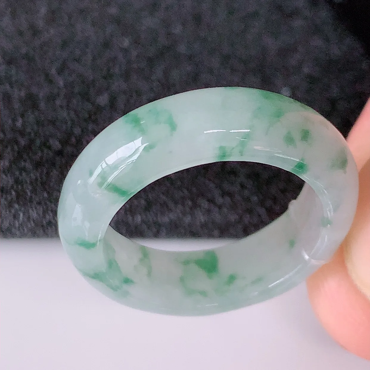 自然光实拍，17.2mm内径冰飘花翡翠指环，玉戒指，玉质莹润，好精美好冰润的指环，14圈口，上手纤巧！#49.29尺寸17.2*6*3.2