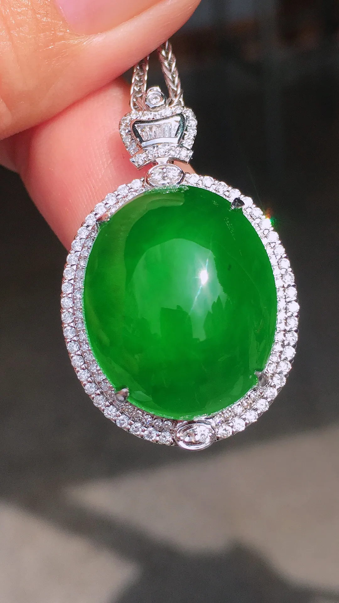 满绿蛋面戒指/吊坠两用款，色泽均匀艳丽，玉质细腻，荧光感超
强，饱满圆润，尽显优雅气质，18k
金豪华镶嵌