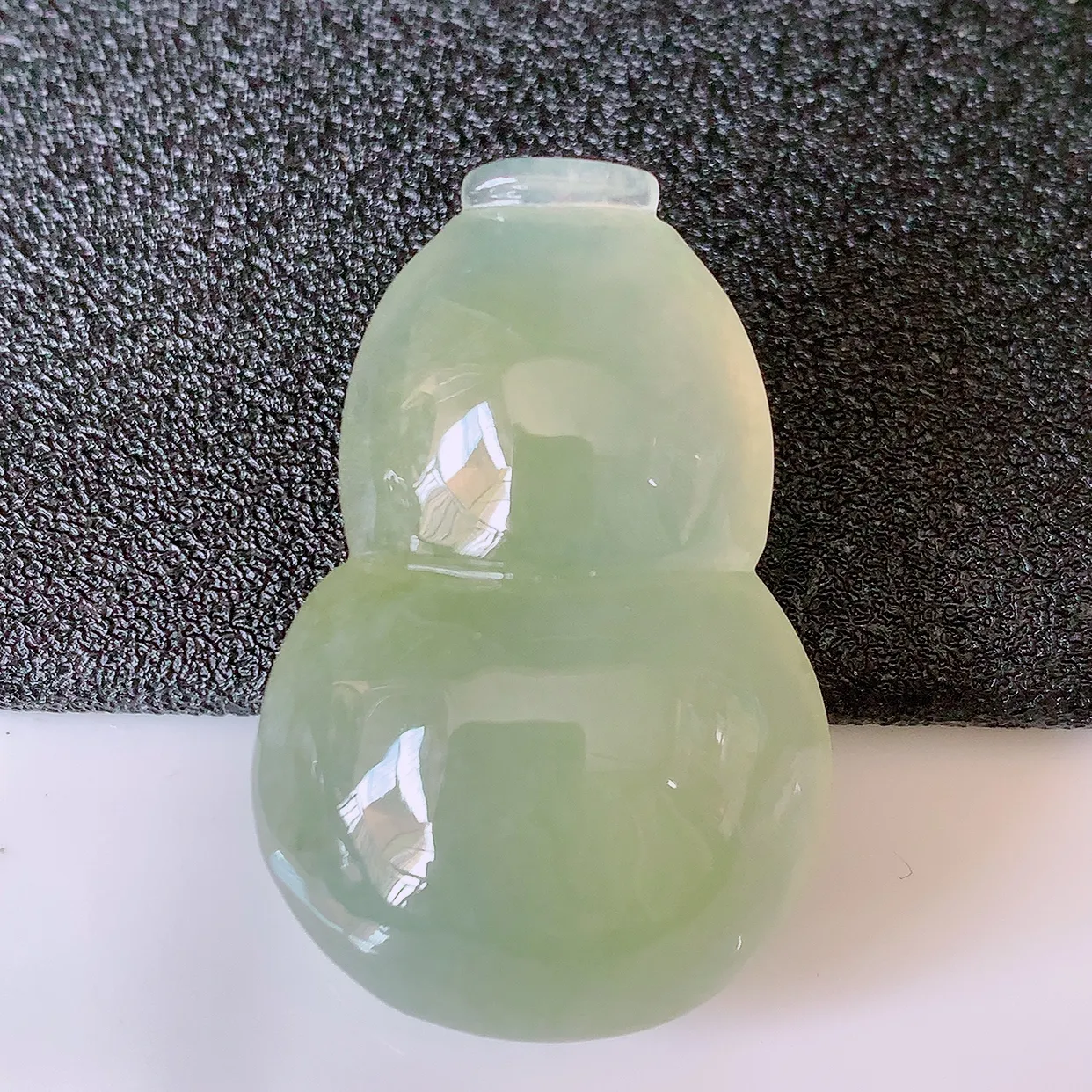 自然光实拍，冰种黄翡翡翠葫芦吊坠，葫芦寓意福禄双全，财源滚滚，饱满，清新脱俗，佩戴效果优雅迷人！#0