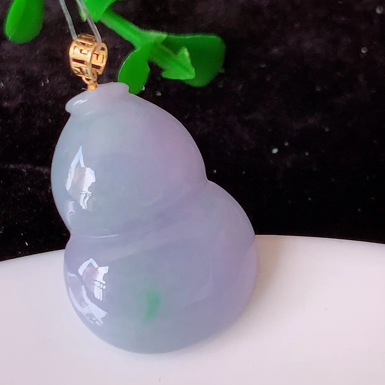 18K金镶嵌冰润春带彩翡翠葫芦吊坠，紫罗兰葫芦寓意福禄双全，财源滚滚，佩戴效果优雅迷人！#49.26