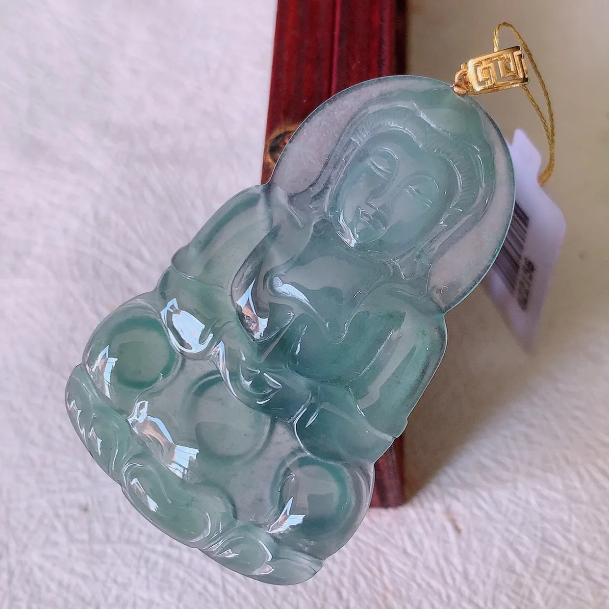 18K金镶嵌冰种翡翠观音菩萨吊坠，赐福翡翠观音，观音面相端庄，品相佳，佩戴气质！#35.26