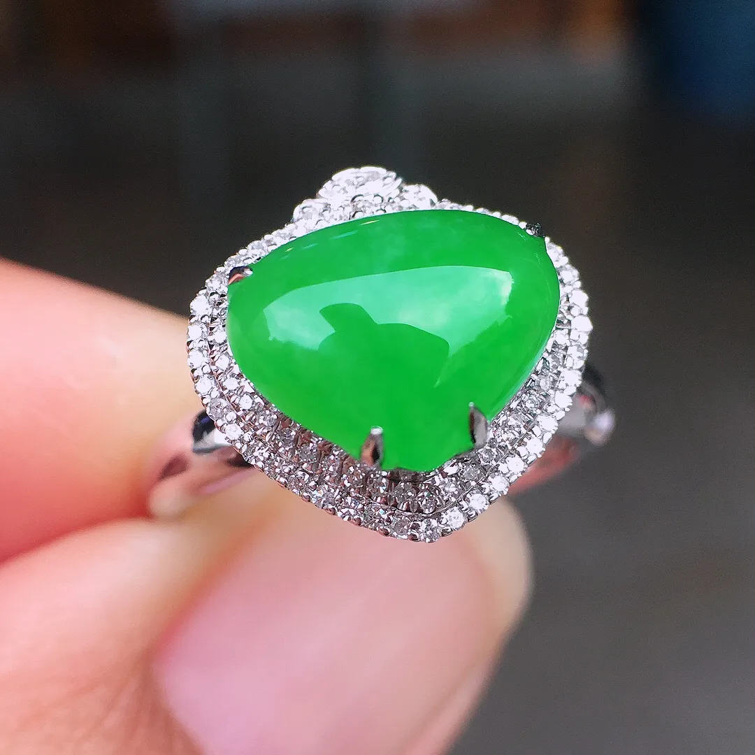 阳绿水滴戒指，色泽均匀艳丽，玉质细腻，荧光感超
强，饱满圆润，尽显优雅气质，18k
金豪华镶嵌