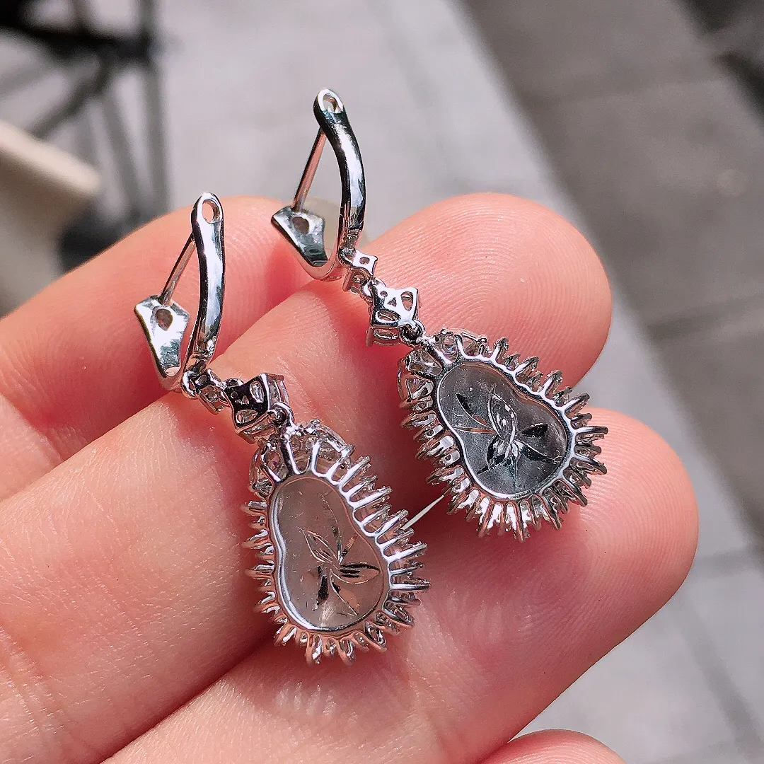 阳绿葫芦耳坠，色泽均匀艳丽，玉质细腻，荧光感超
强，饱满圆润，尽显优雅气质，18k
金豪华镶嵌