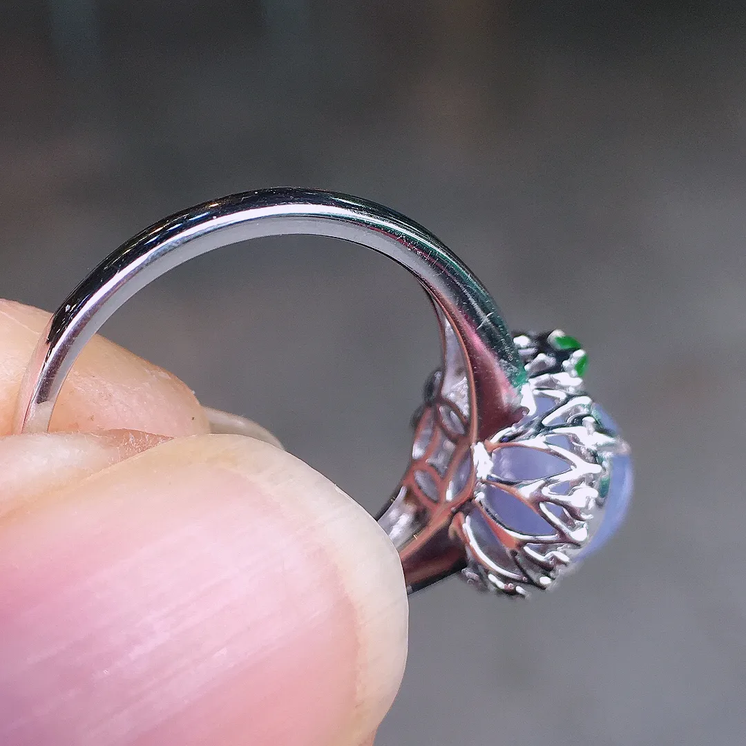 紫罗兰蛋面戒指，色泽均匀艳丽，玉质细腻，荧光感超
强，饱满圆润，尽显优雅气质，18k
金豪华镶嵌