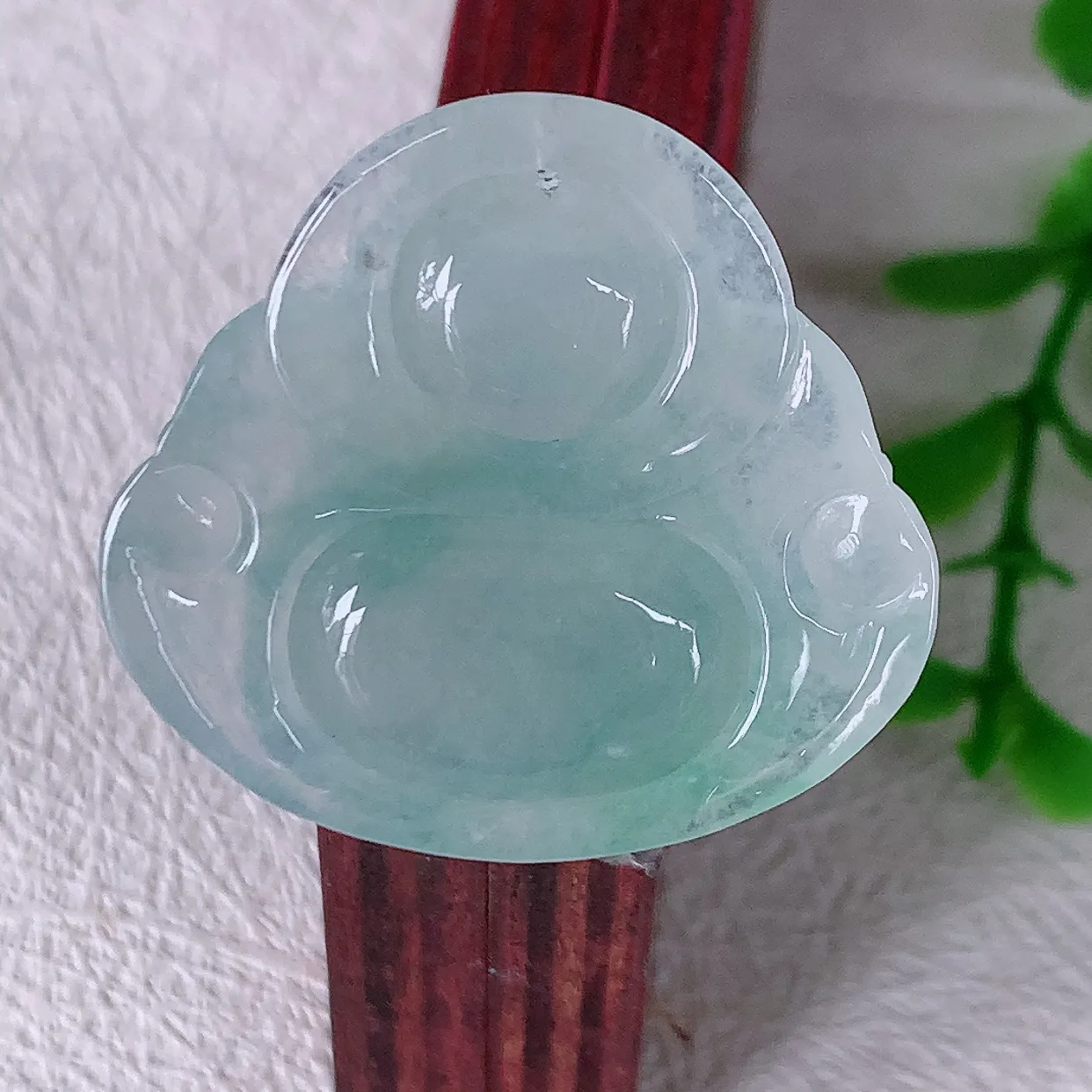 自然光实拍，冰种飘花翡翠佛公，水灵起胶，翠色迷人，佛公在心中，一生平安，饱满圆润，开怀大笑佛公，配戴灵气十足！#01.29