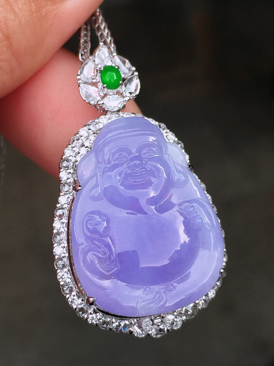 紫罗兰【财神爷】吊坠，色泽均匀艳丽，玉质细腻，荧光感超
强，饱满圆润，尽显优雅气质，18k
金豪华镶