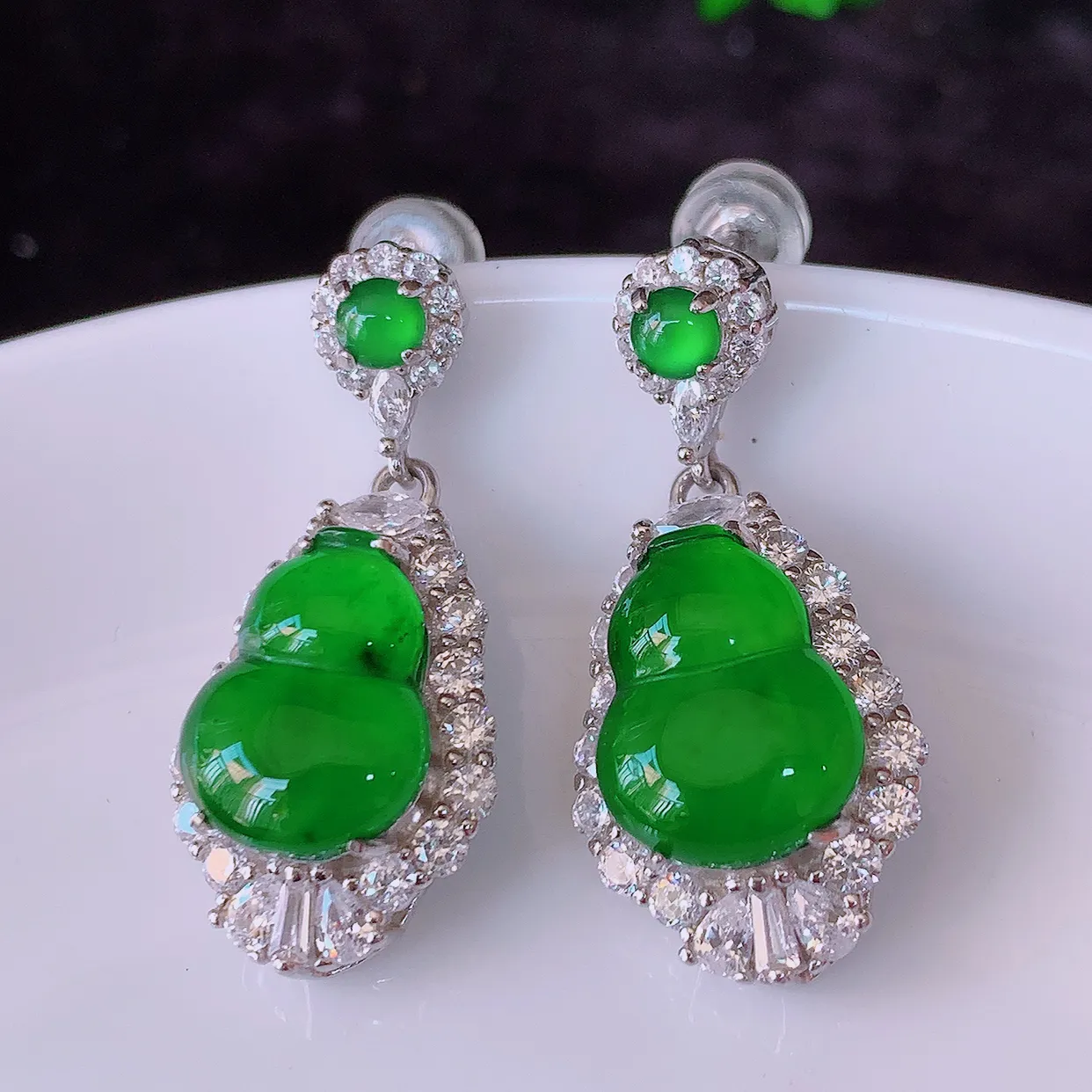 冰透满绿翡翠925银镶嵌葫芦耳坠，自然光实拍，翠色灵动，颜色漂亮，种老水足，品相佳，佩戴佳品！#97.26整体28*12.5*7裸石11.5*9