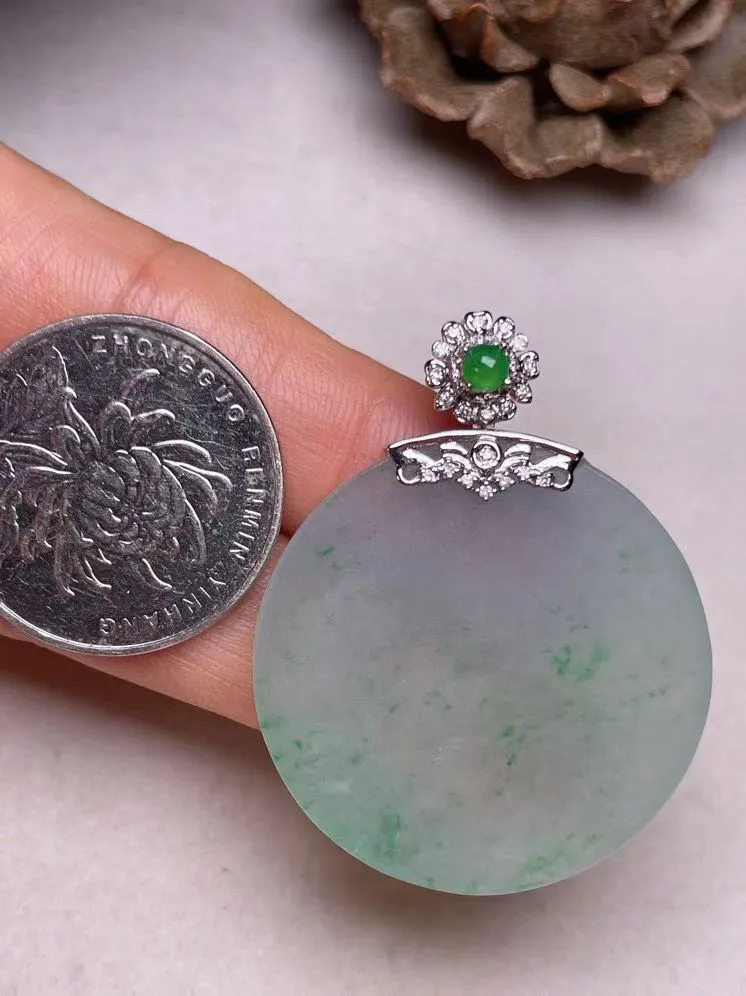 冰种飘绿平安扣吊坠、真金真钻镶嵌，种水好，玉质细腻 .裸石尺寸 33.0