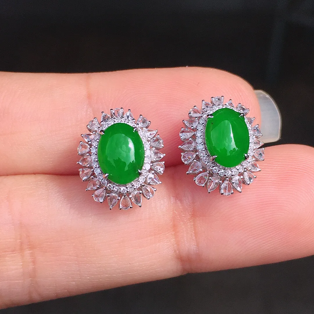 阳绿蛋面耳钉，色泽均匀艳丽，玉质细腻，荧光感超
强，饱满圆润，尽显优雅气质，18k
金豪华镶嵌