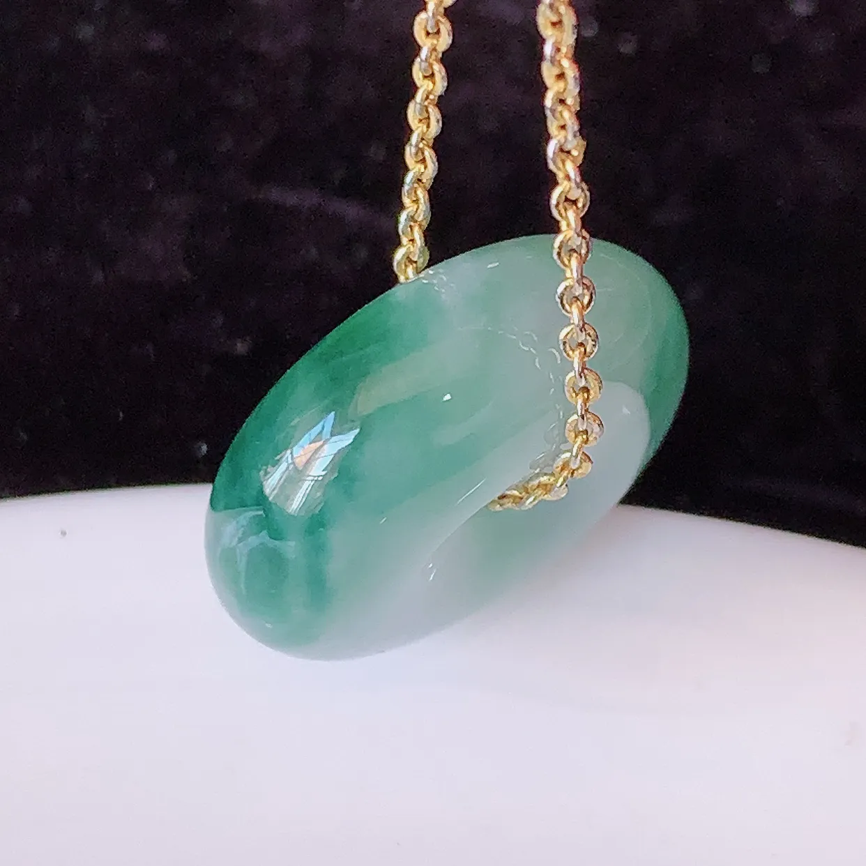 自然光实拍，冰种飘花翡翠平安扣吊坠，翠色灵动，种老水足，寓意好，品相佳，佩戴佳品！#57.26